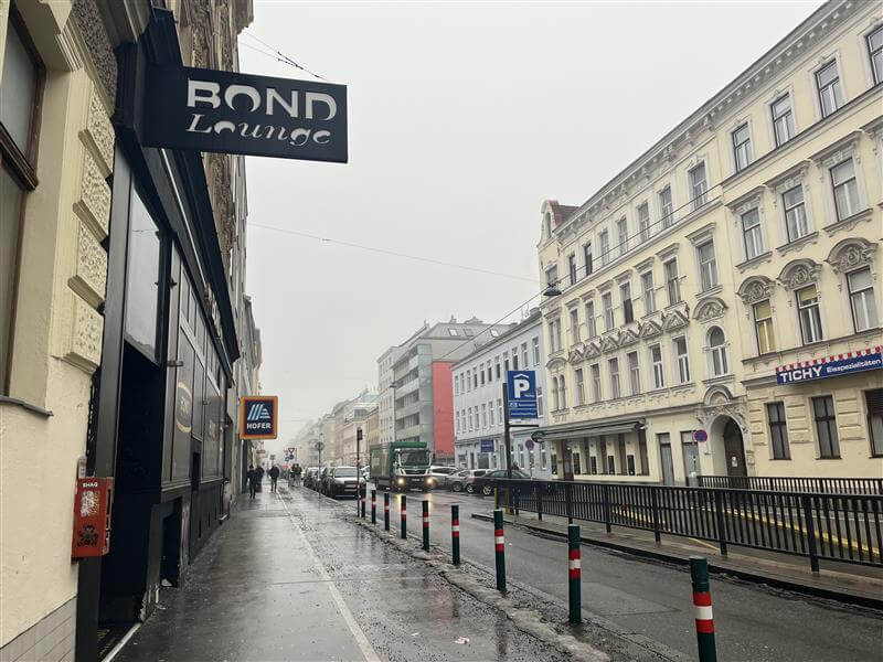 Versatile commercial space