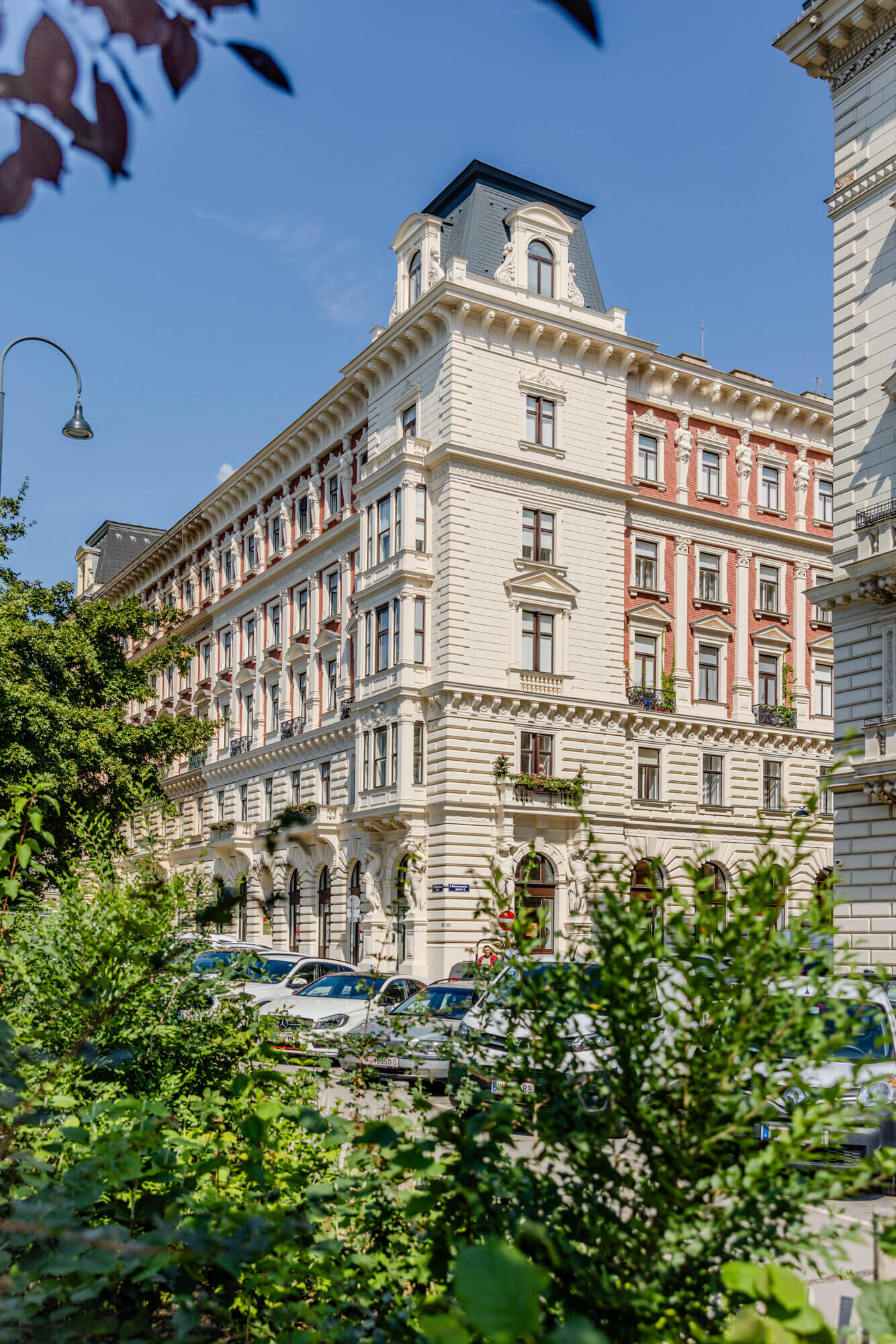 High-quality period apartment with a unique view of the Palace of Justice
