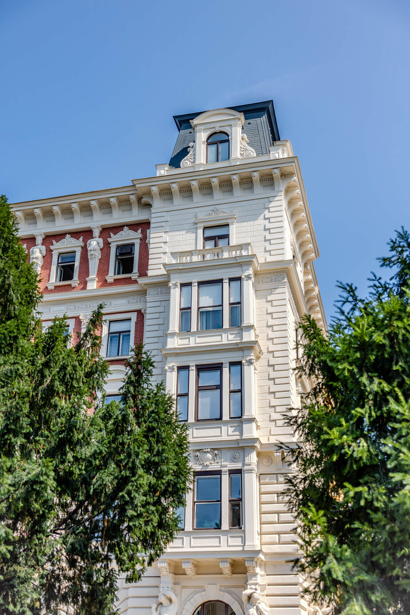 High-quality period apartment with a unique view of the Palace of Justice