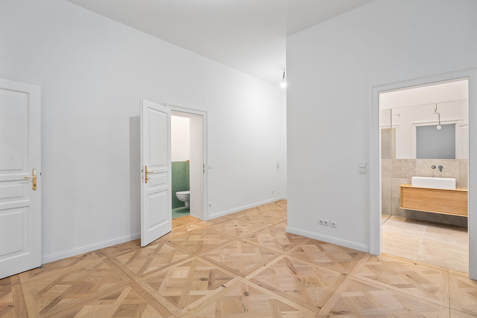 High-quality period apartment with a unique view of the Palace of Justice