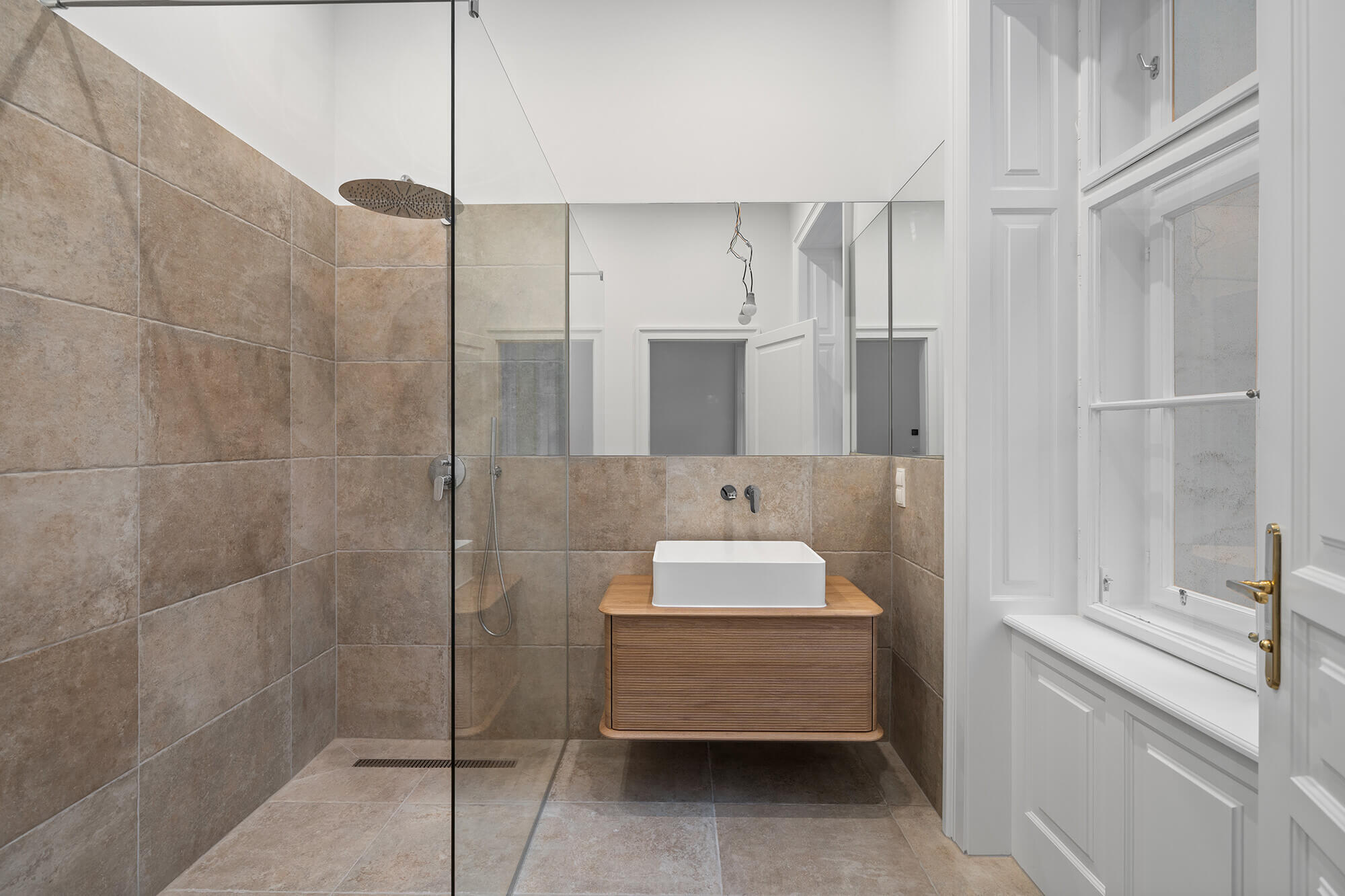 High-quality period apartment with a unique view of the Palace of Justice