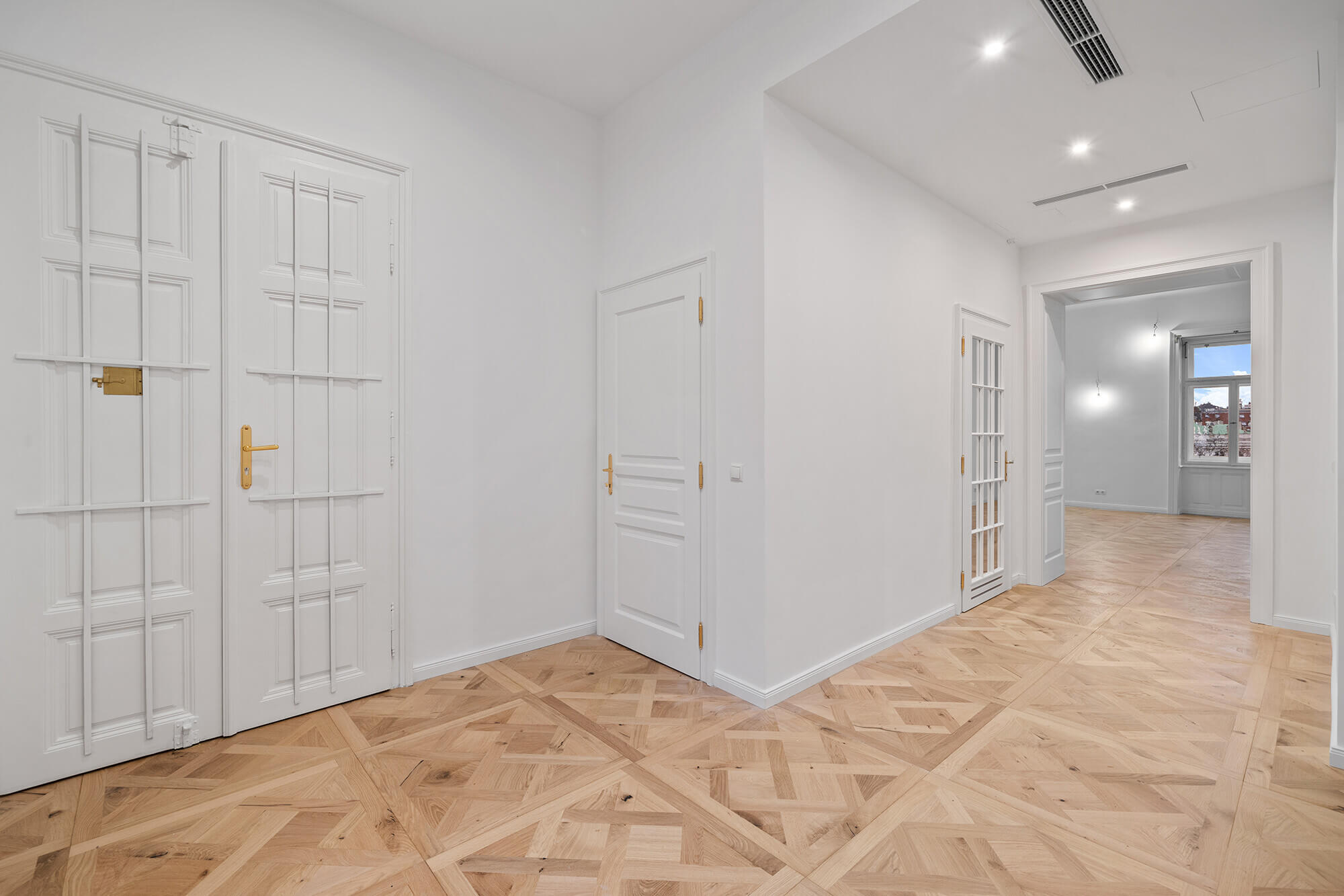 High-quality period apartment with a unique view of the Palace of Justice