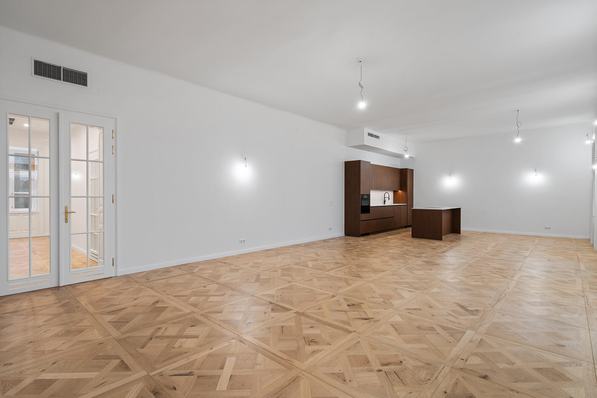 High-quality period apartment with a unique view of the Palace of Justice