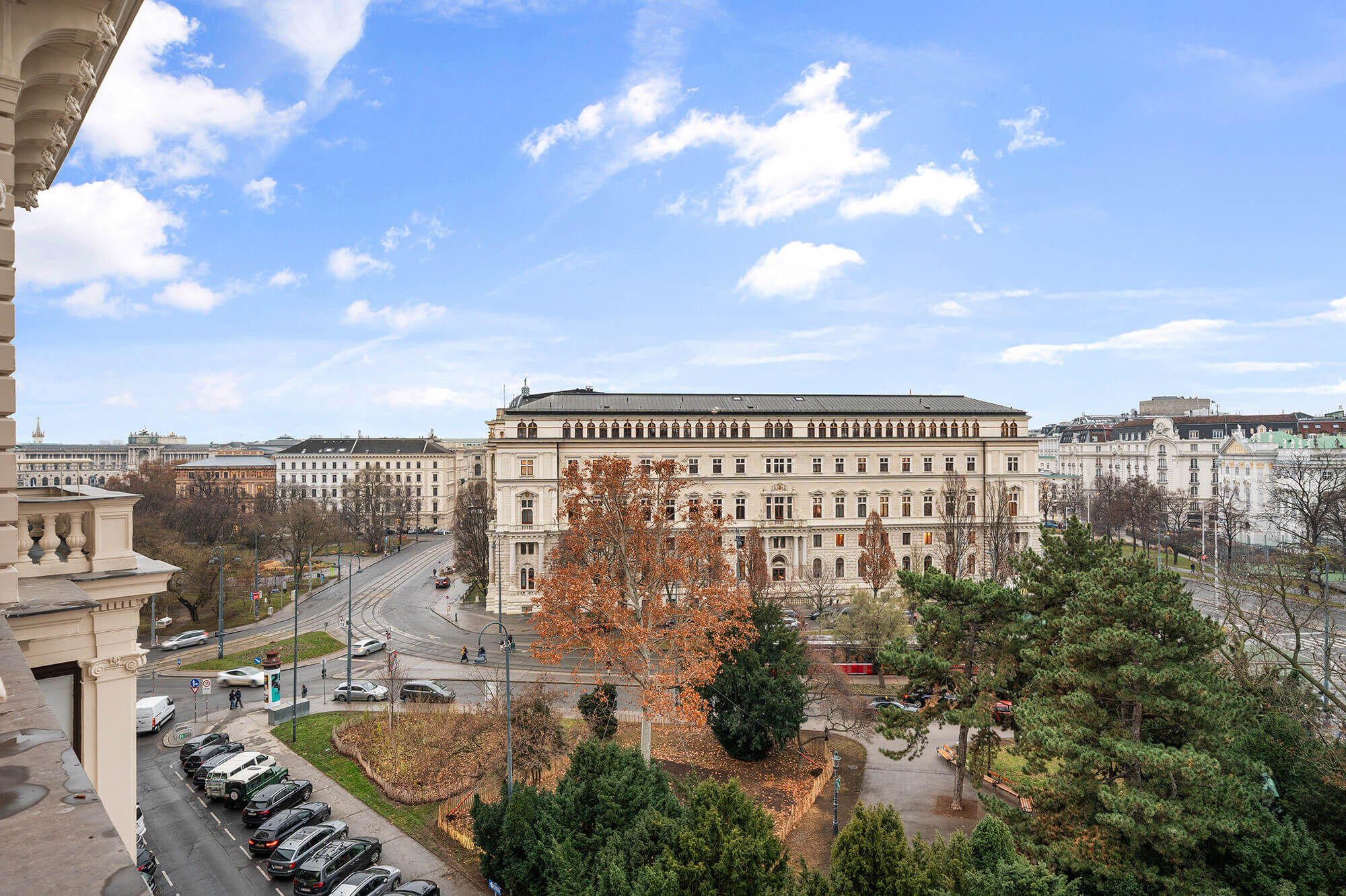 High-quality period apartment with a unique view of the Palace of Justice