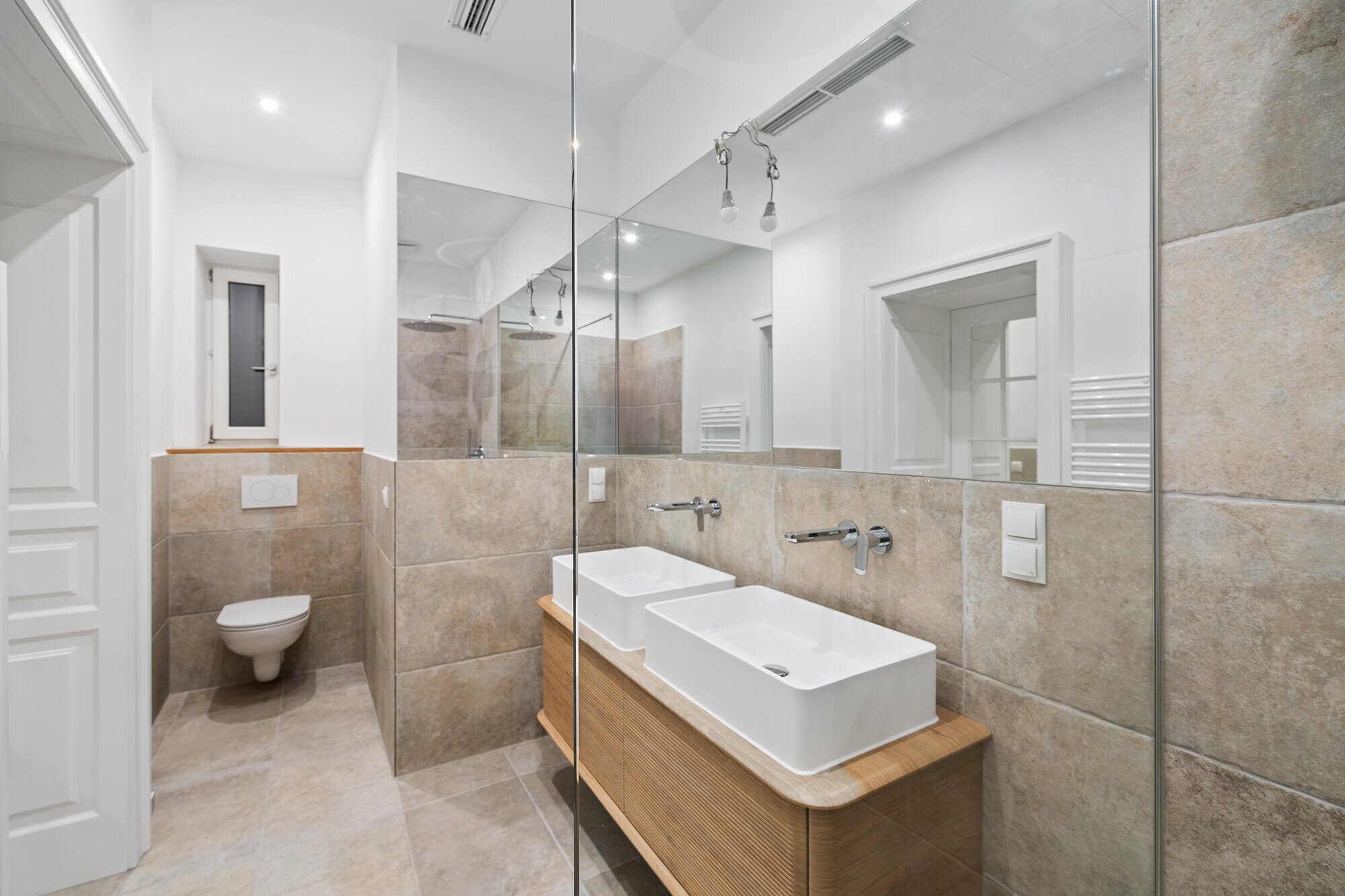 High-quality period apartment with a unique view of the Palace of Justice