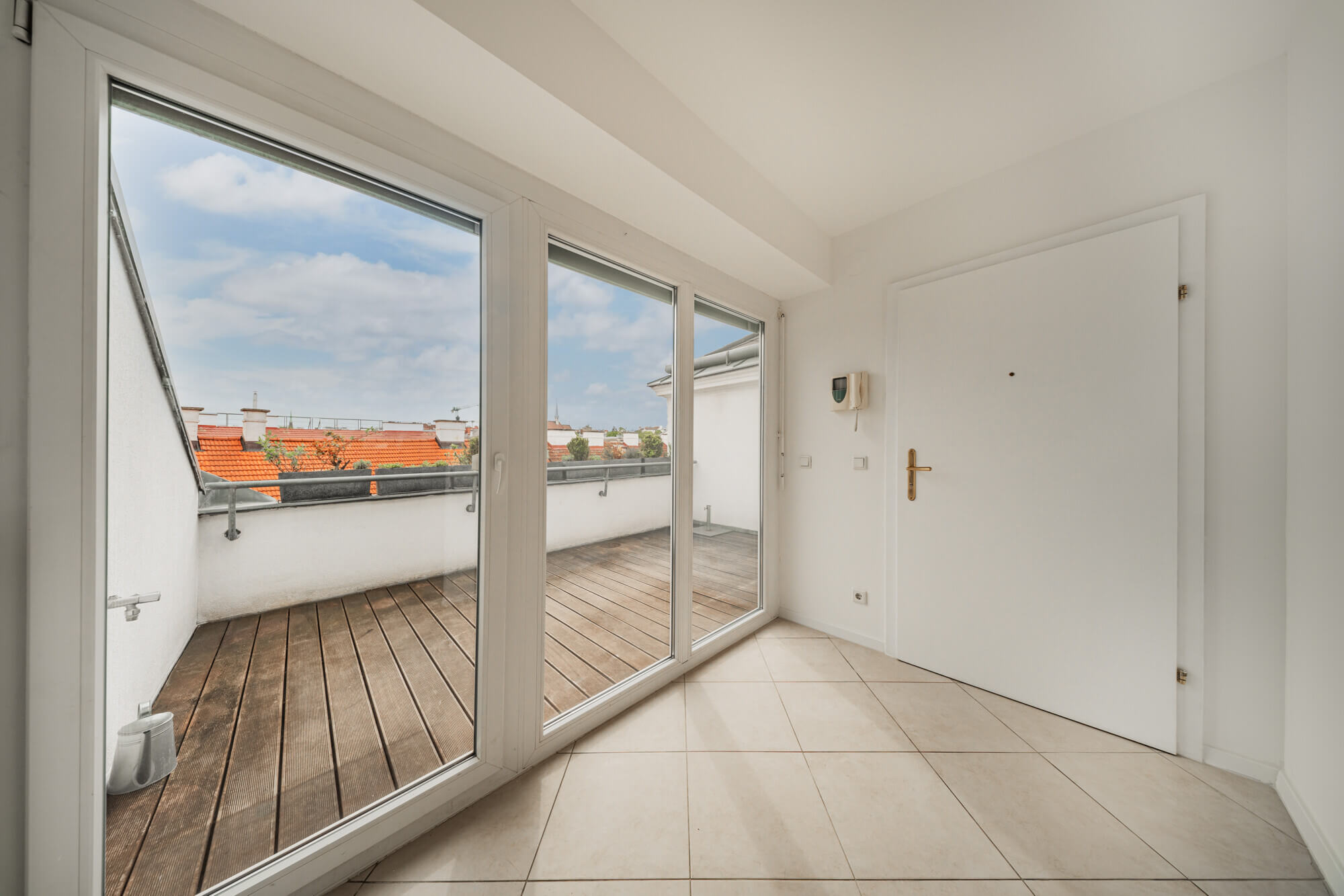 Prime location near Kutschkermarkt