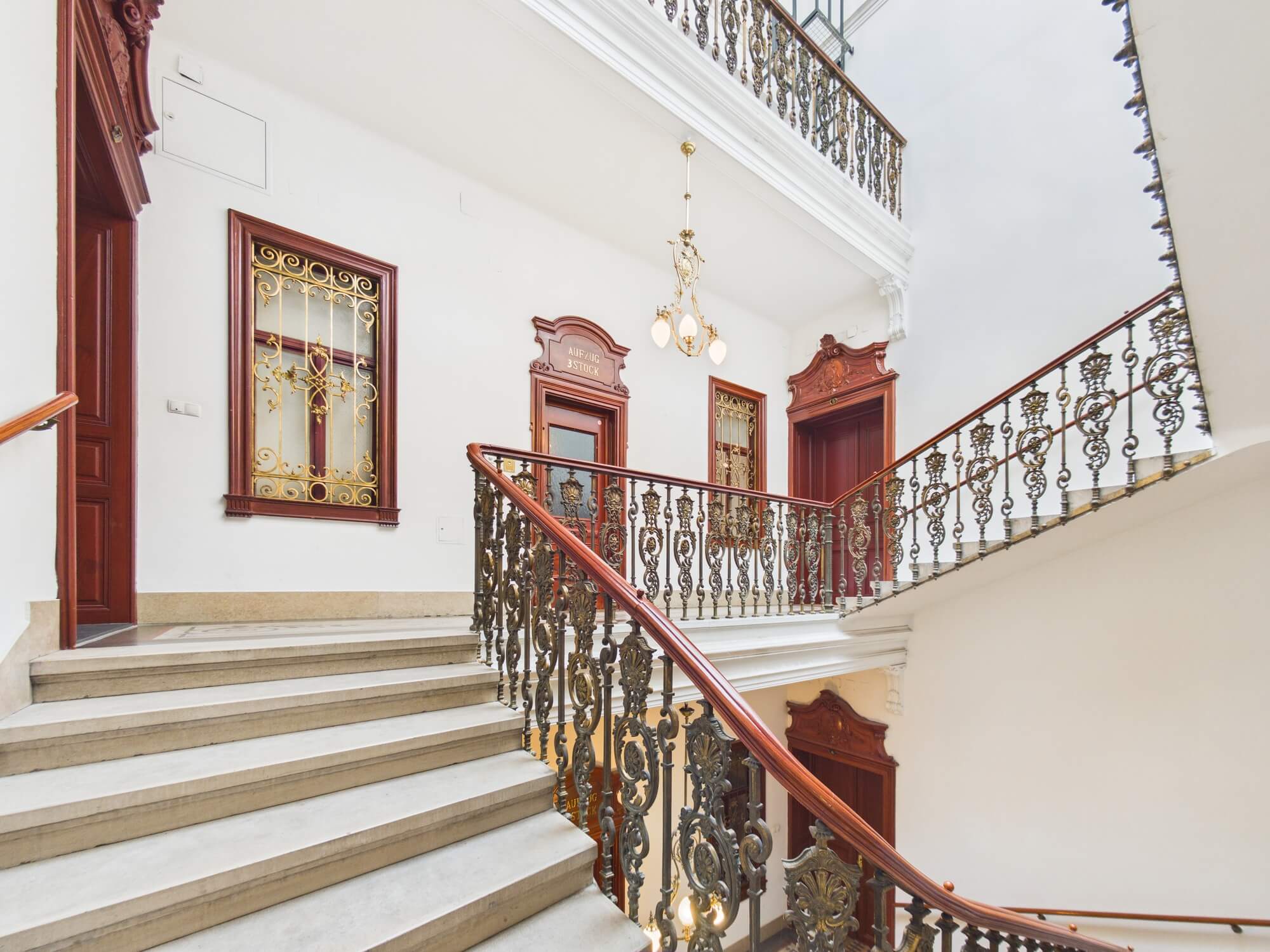 charmante Altbauwohnung mitten im vierten Bezirk, 7 Zimmer, 3 Bäder