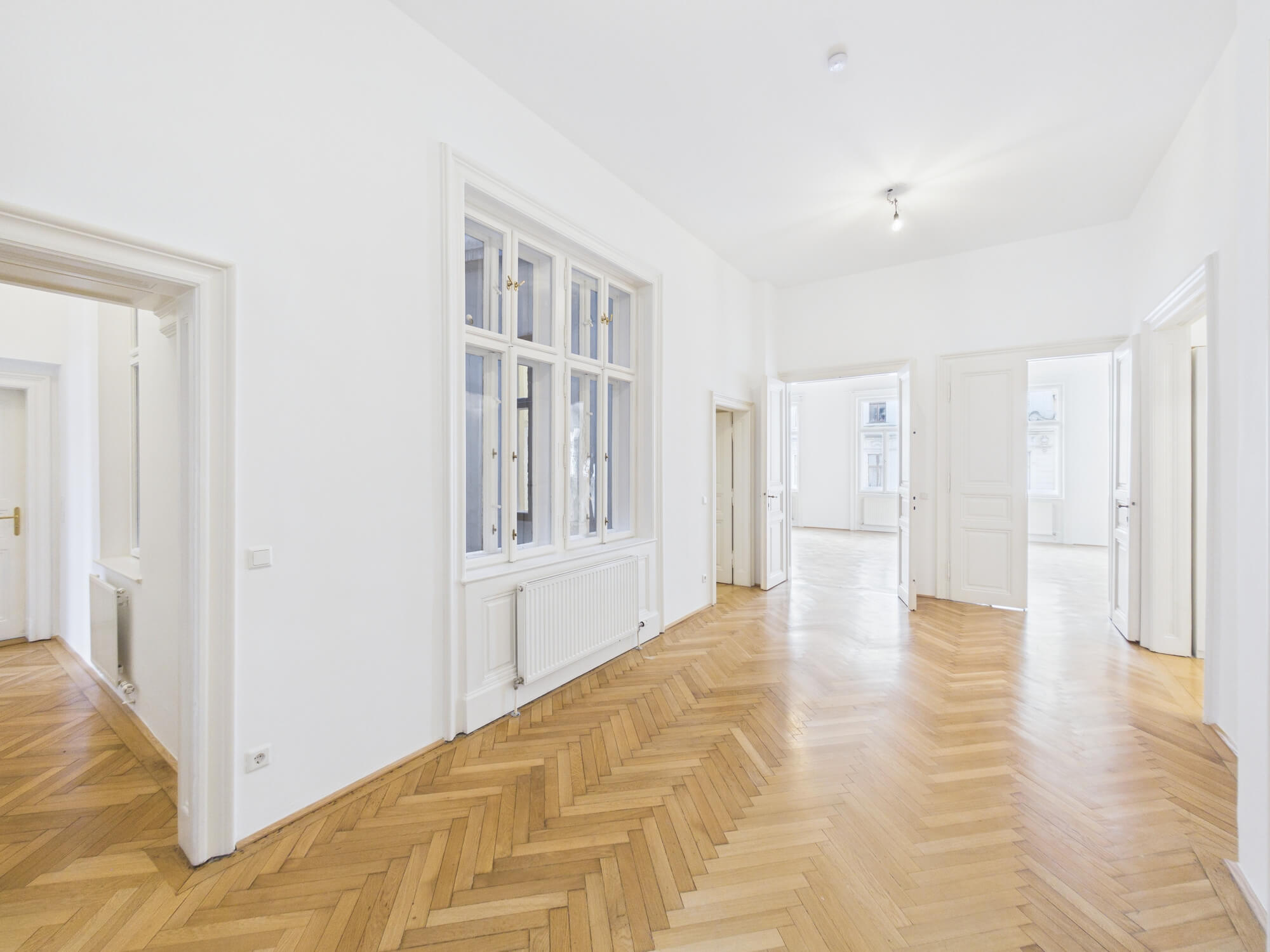 charmante Altbauwohnung mitten im vierten Bezirk, 7 Zimmer, 3 Bäder