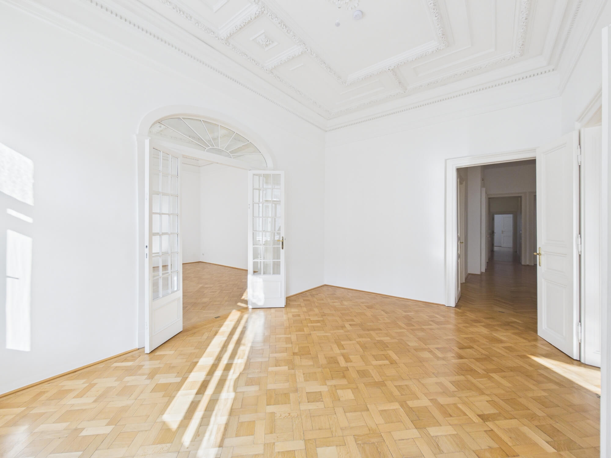 charmante Altbauwohnung mitten im vierten Bezirk, 7 Zimmer, 3 Bäder