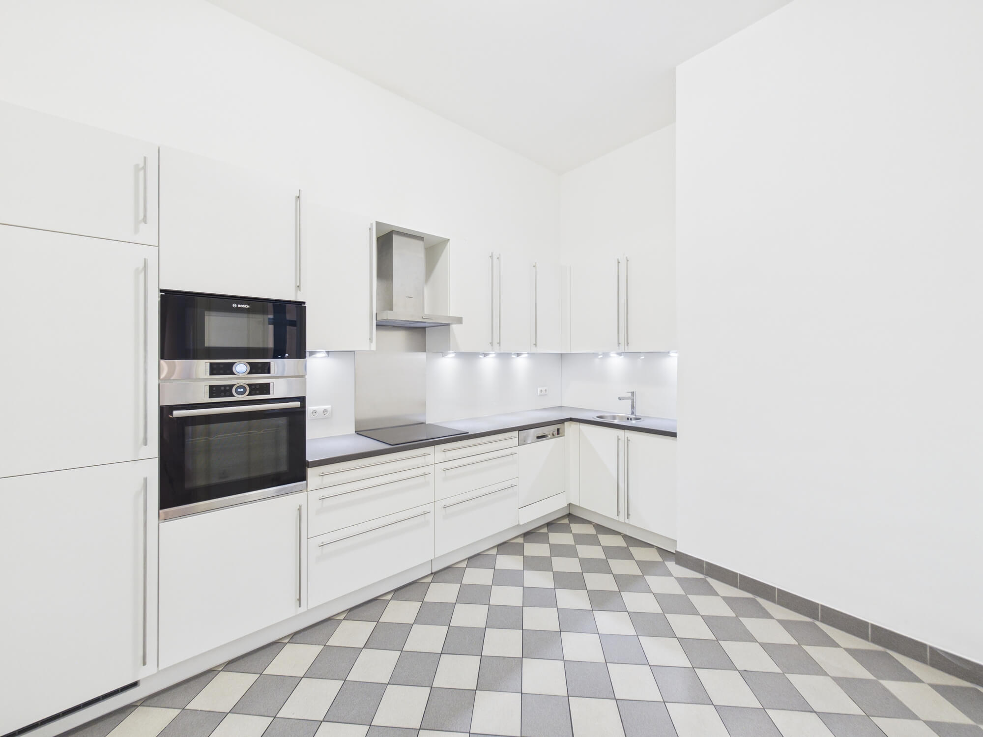 Charmante Altbauwohnung mitten im vierten Bezirk, 6 Zimmer, 3 Bäder