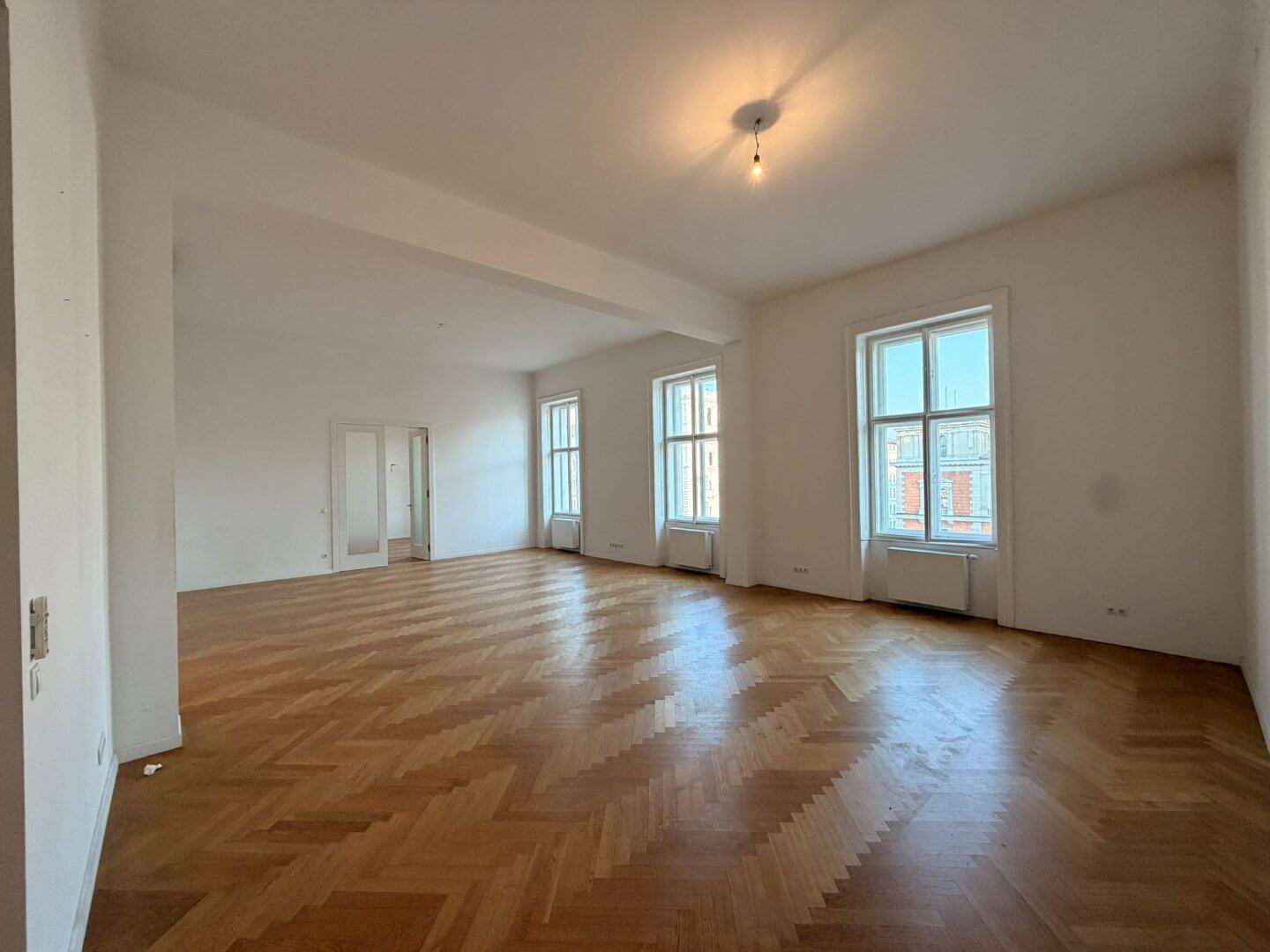 Repräsentatives Altbaubüro am Schottenring – Klimatisiert mit Blick auf die Börse