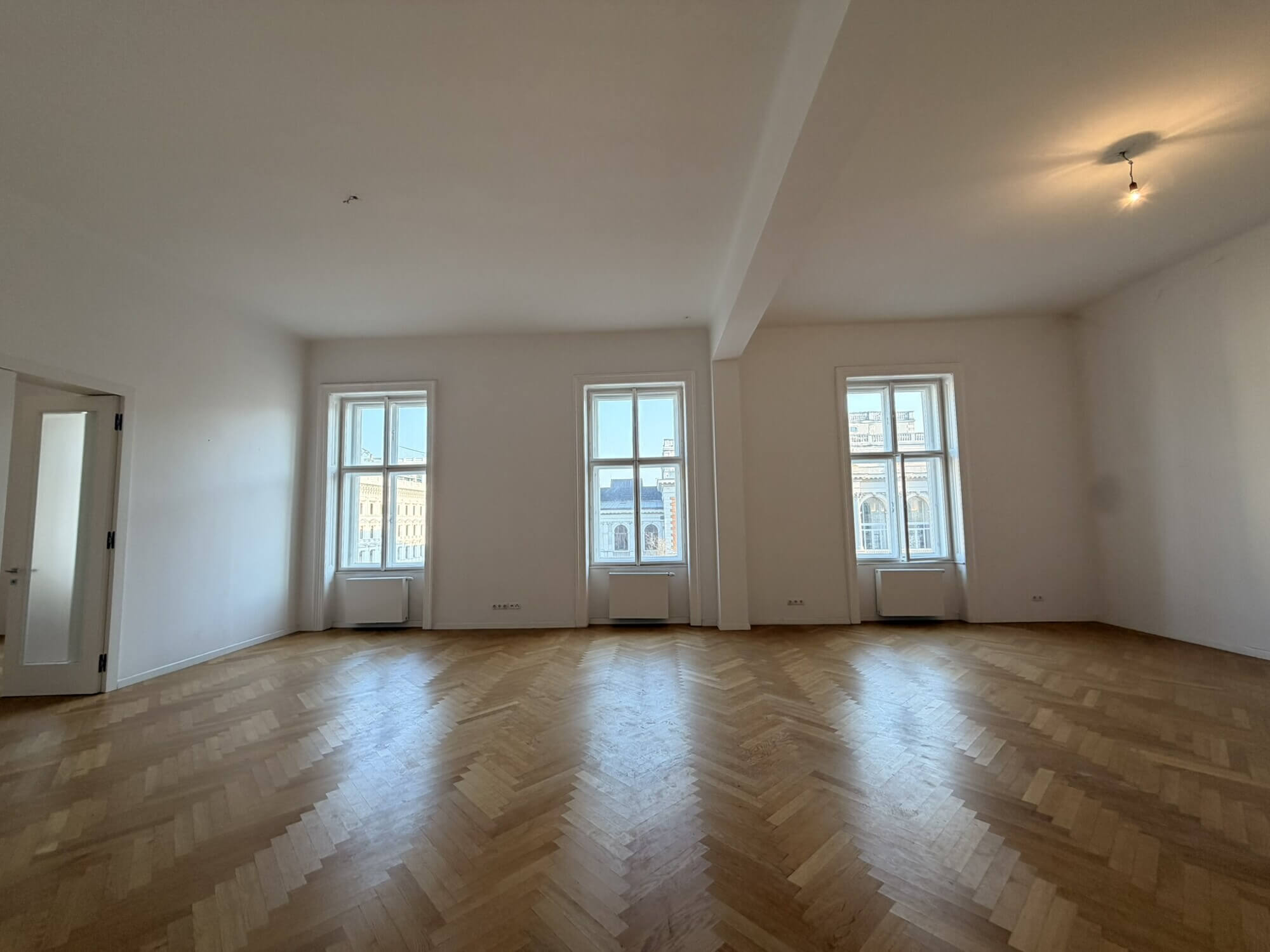 Repräsentatives Altbaubüro am Schottenring – Klimatisiert mit Blick auf die Börse