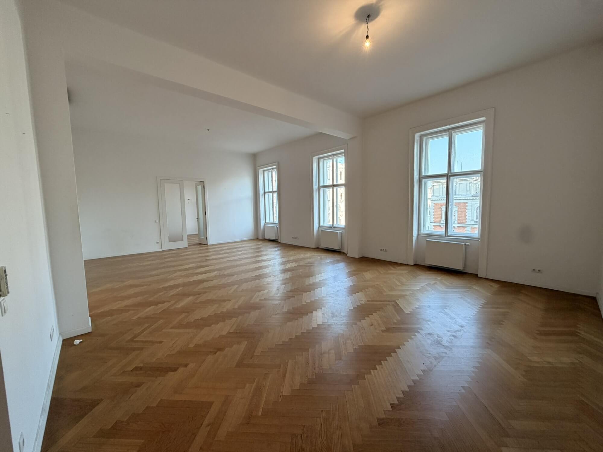 Repräsentatives Altbaubüro am Schottenring – Klimatisiert mit Blick auf die Börse