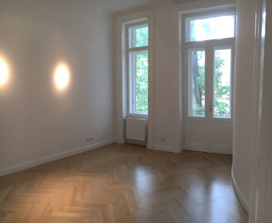 Palais Löwenthal, klassische Altbauwohnung mit Balkon