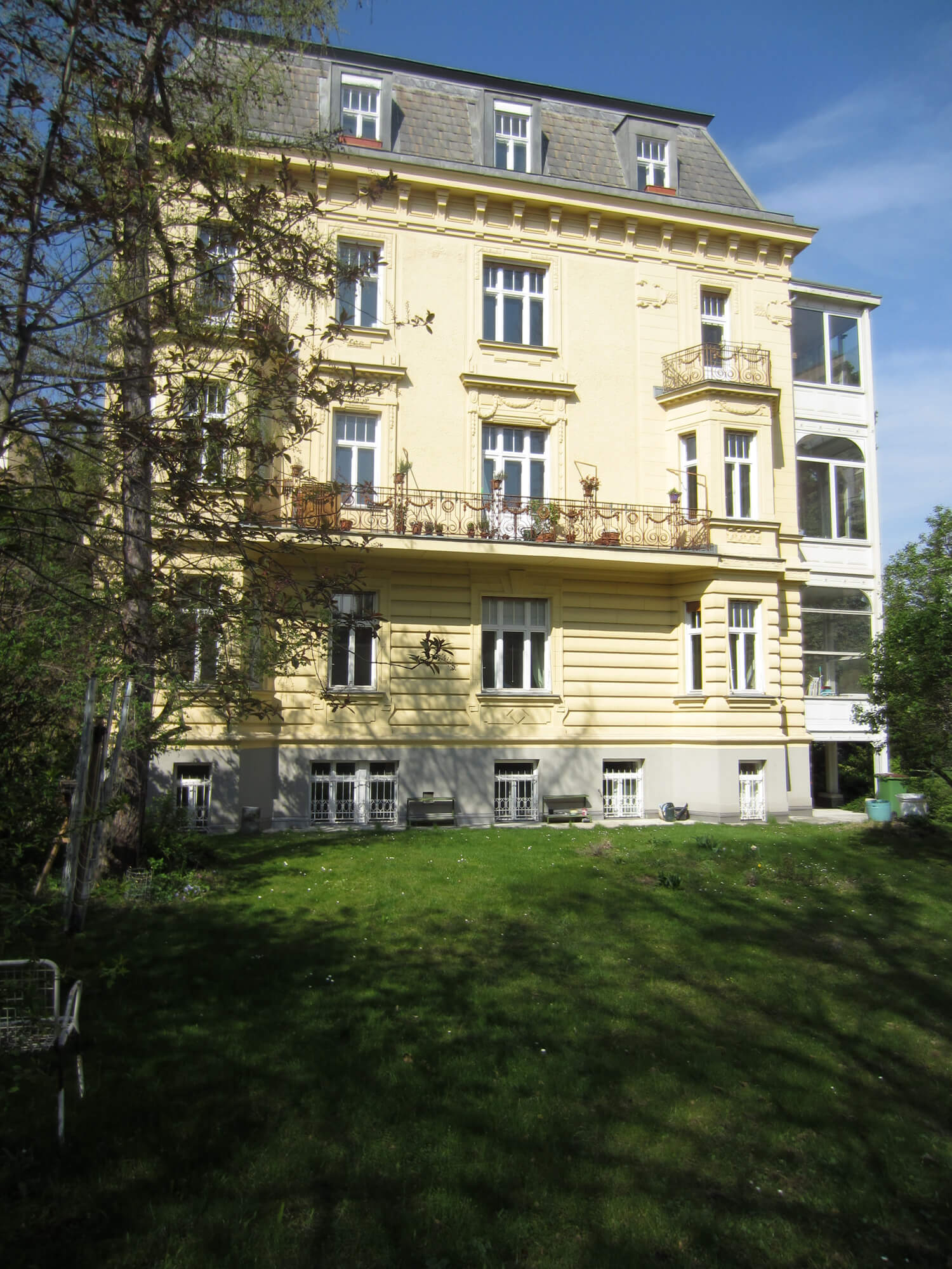4-room period apartment in an Art Nouveau villa