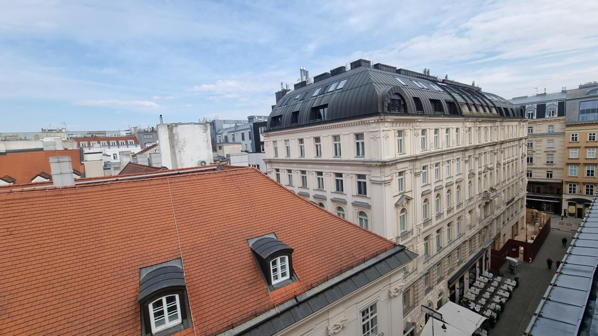 3-room apartment in a city-center palace