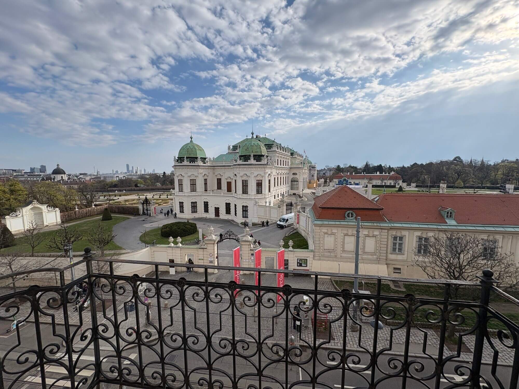 Prestige-Adresse: Altbaubüro mit Blick auf Schloss Belvedere