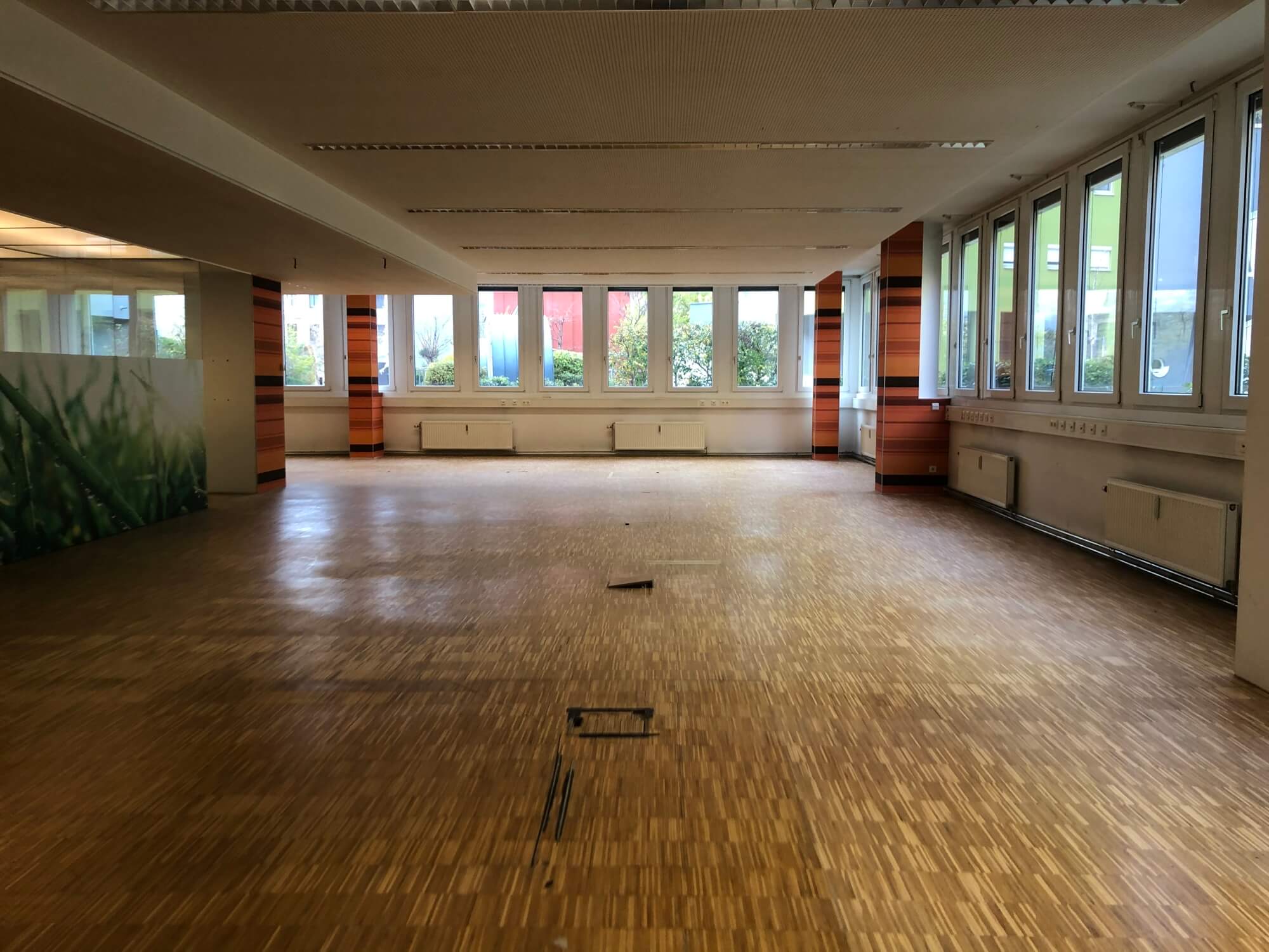 Offene Bürofläche mit viel Tageslicht