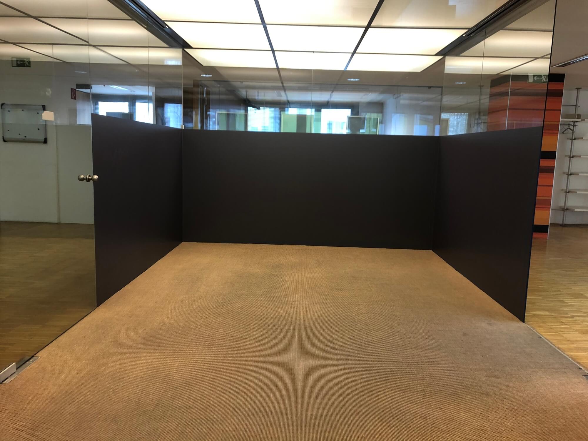 Offene Bürofläche mit viel Tageslicht