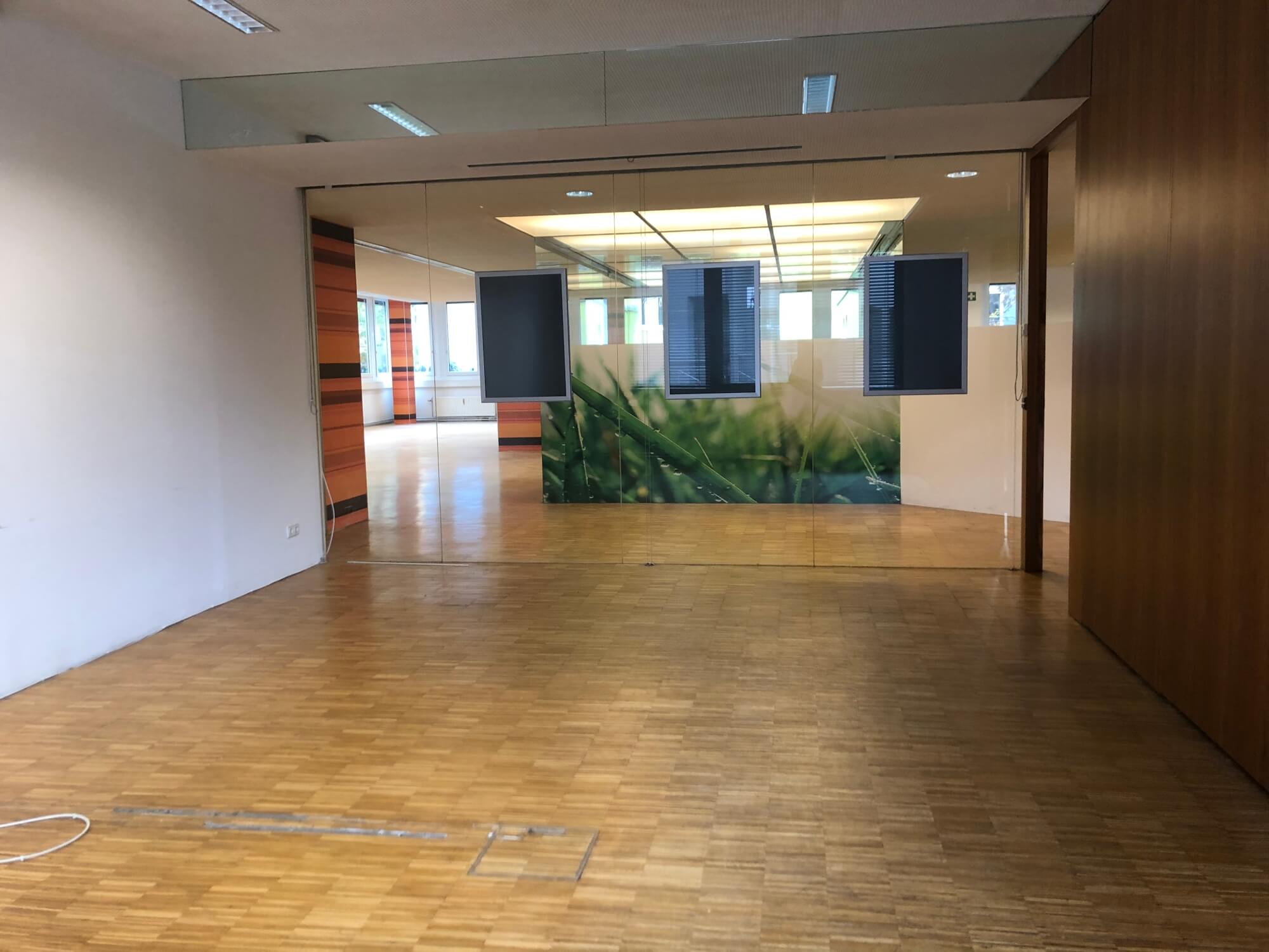 Offene Bürofläche mit viel Tageslicht