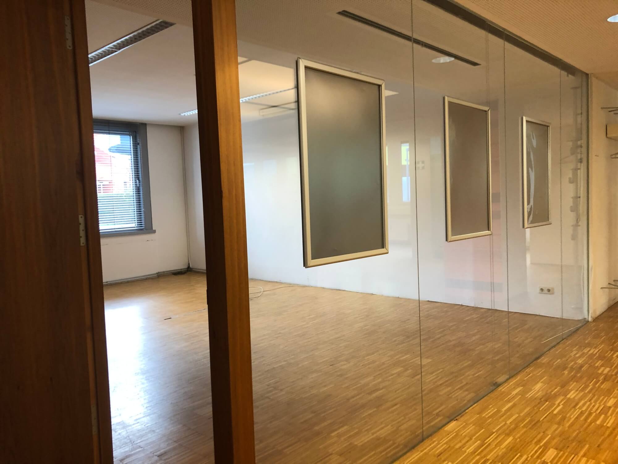 Offene Bürofläche mit viel Tageslicht