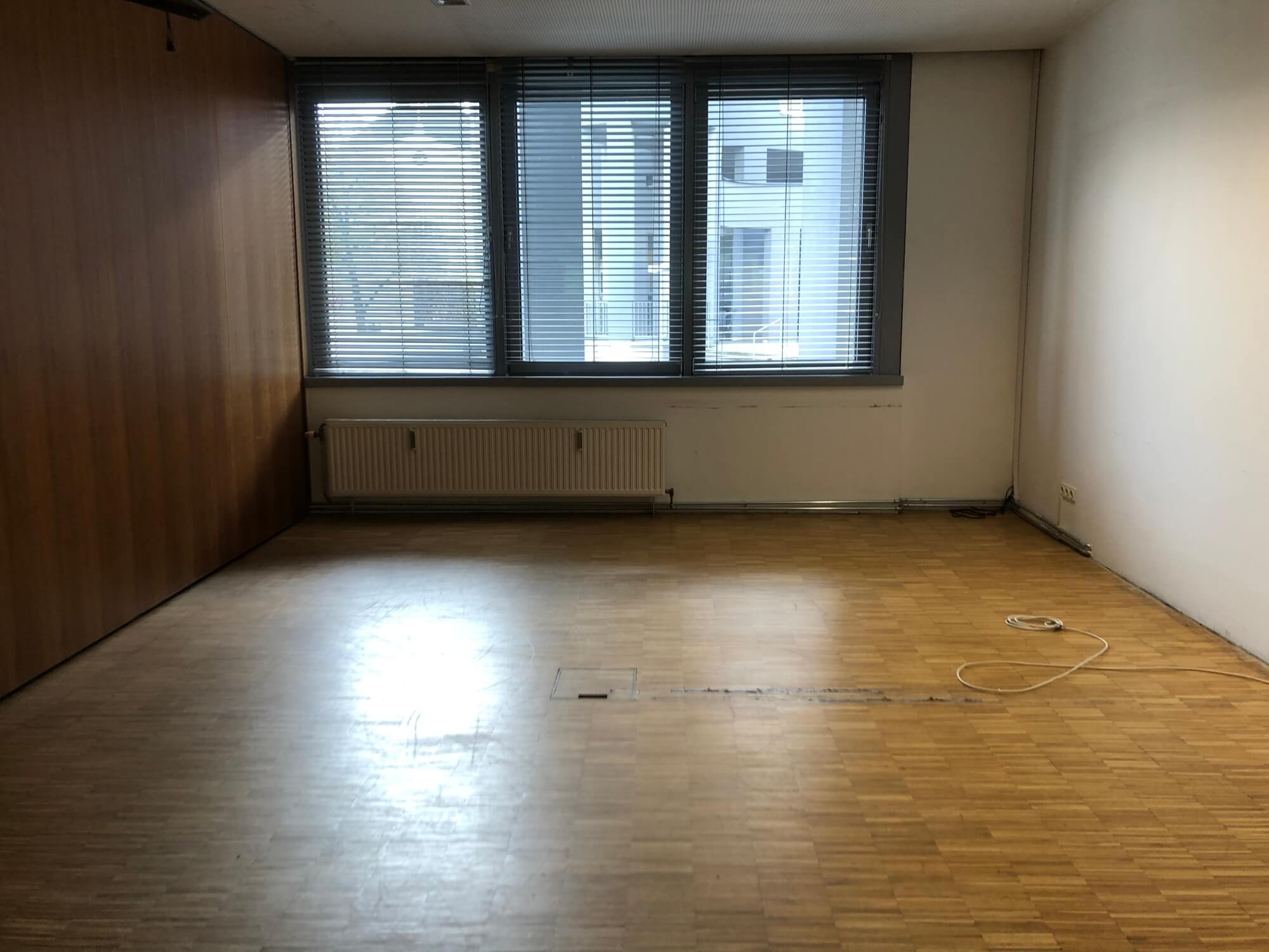 Offene Bürofläche mit viel Tageslicht