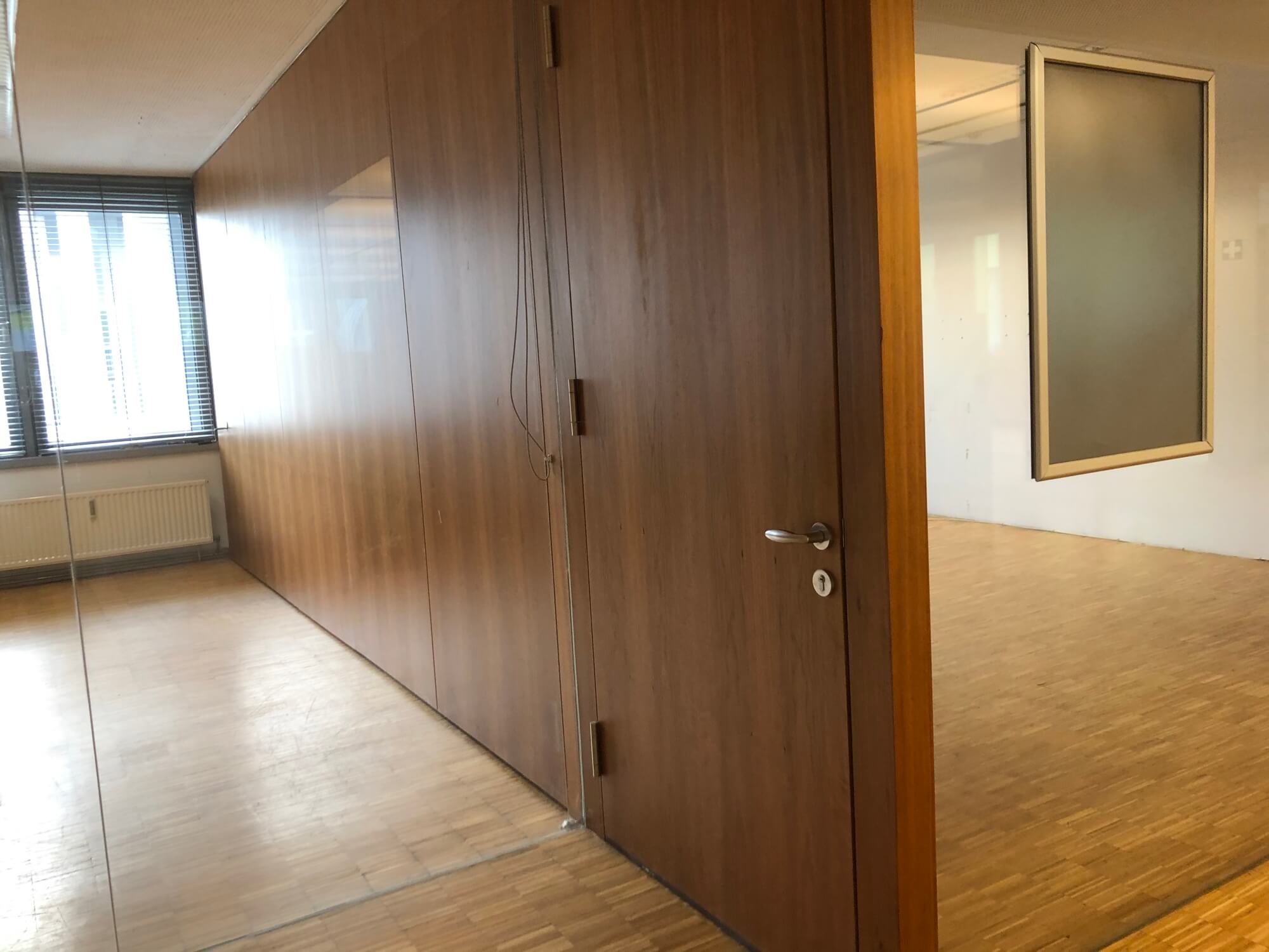 Offene Bürofläche mit viel Tageslicht