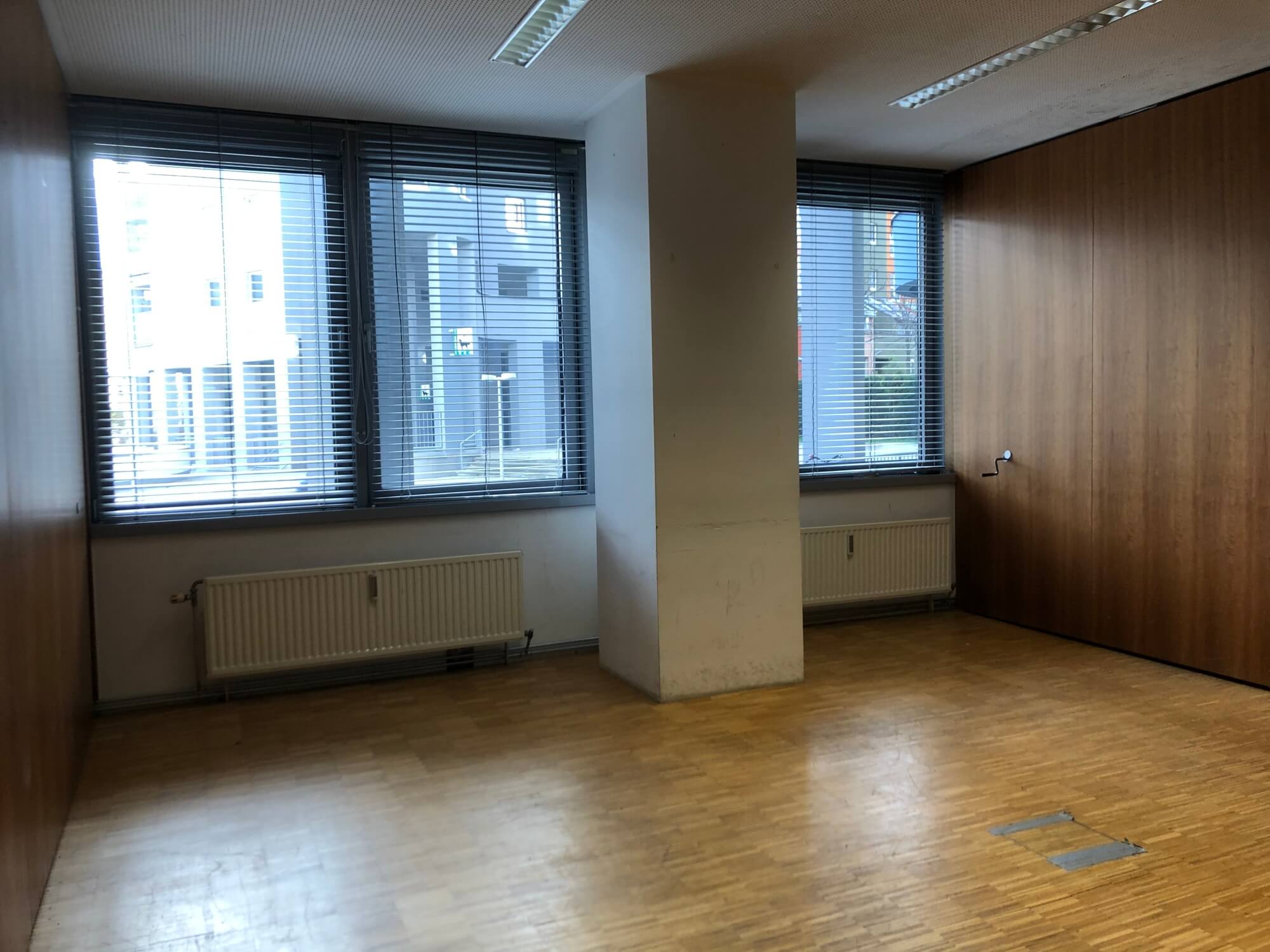 Offene Bürofläche mit viel Tageslicht