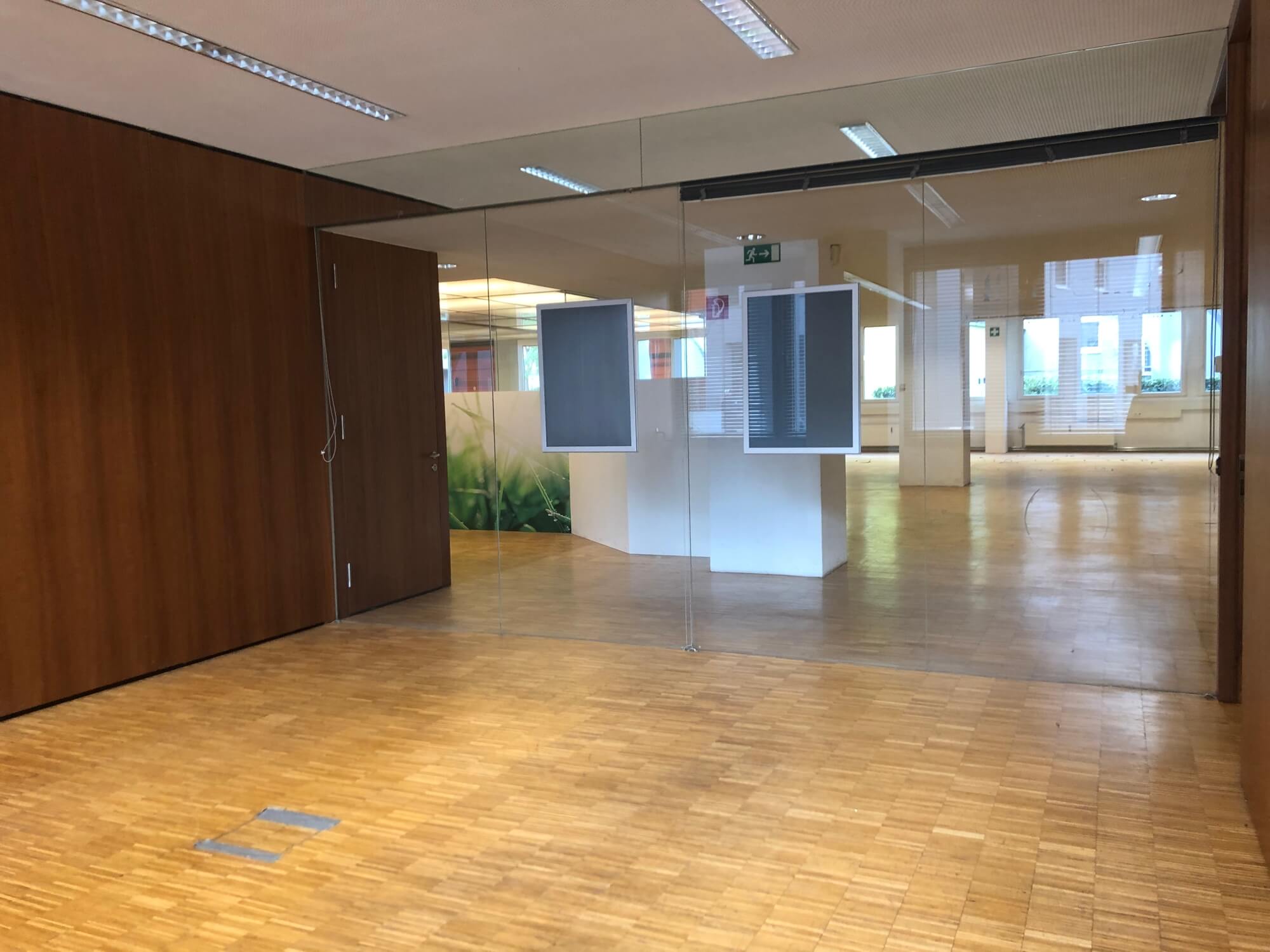 Offene Bürofläche mit viel Tageslicht