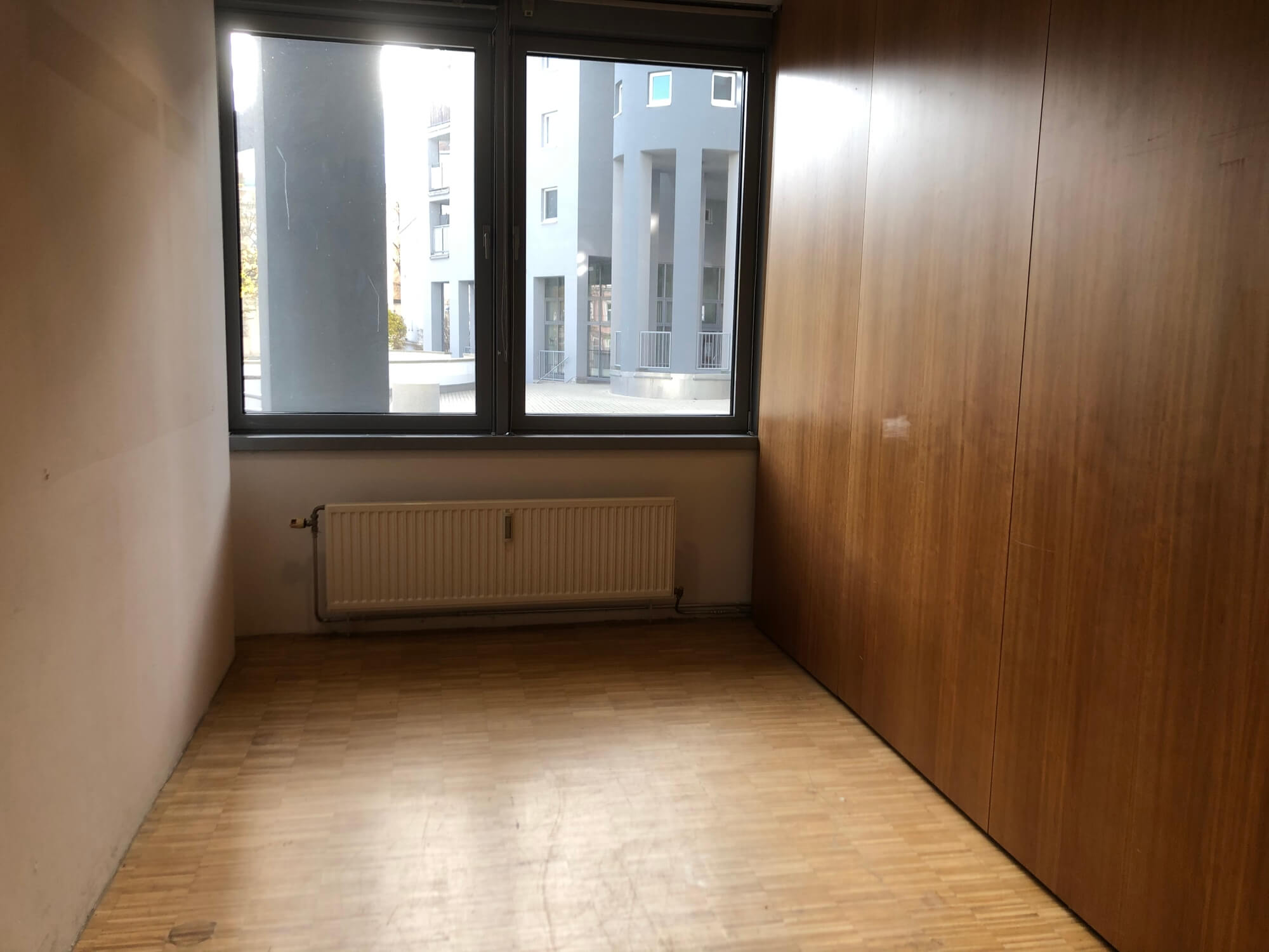 Offene Bürofläche mit viel Tageslicht