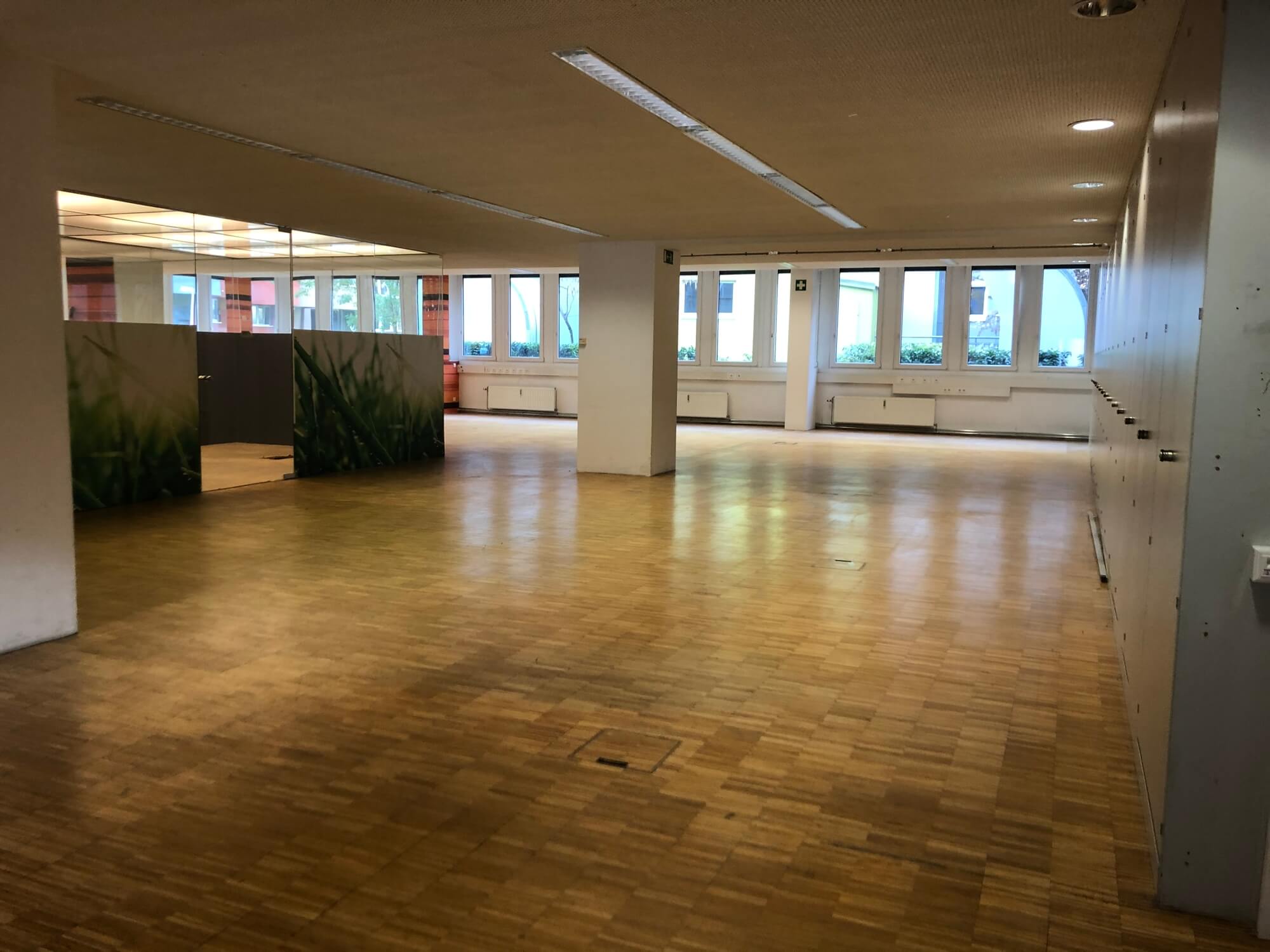 Offene Bürofläche mit viel Tageslicht