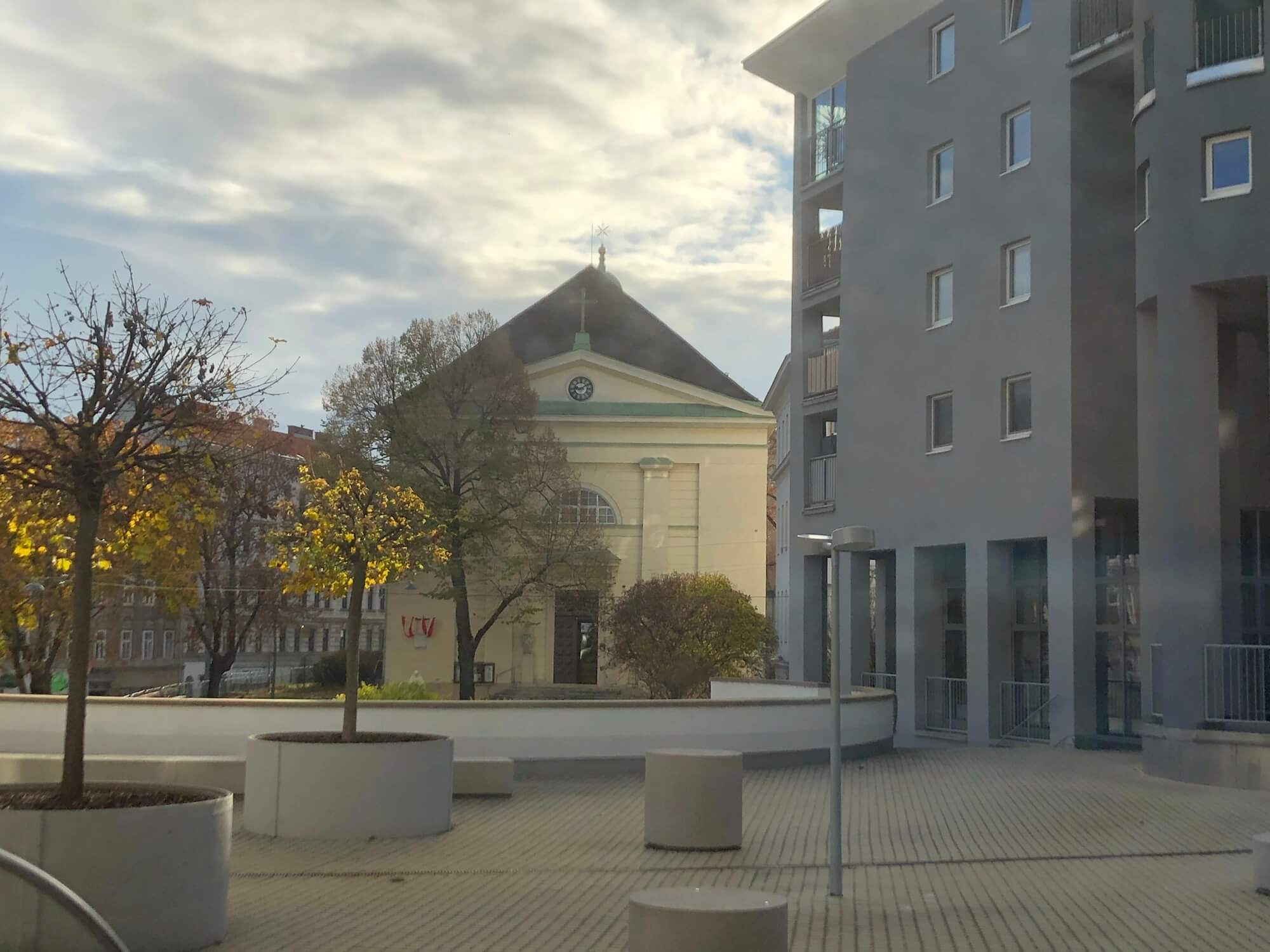 Offene Bürofläche mit viel Tageslicht