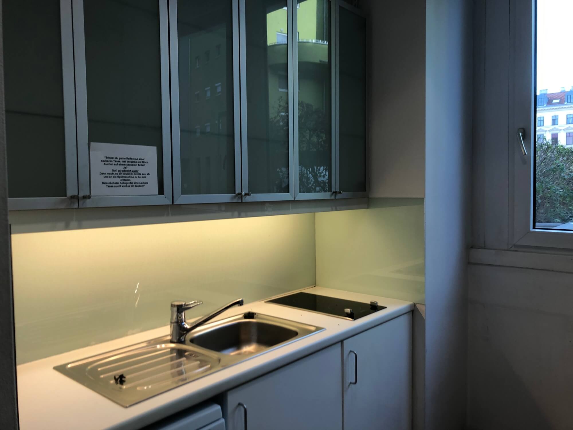 Offene Bürofläche mit viel Tageslicht