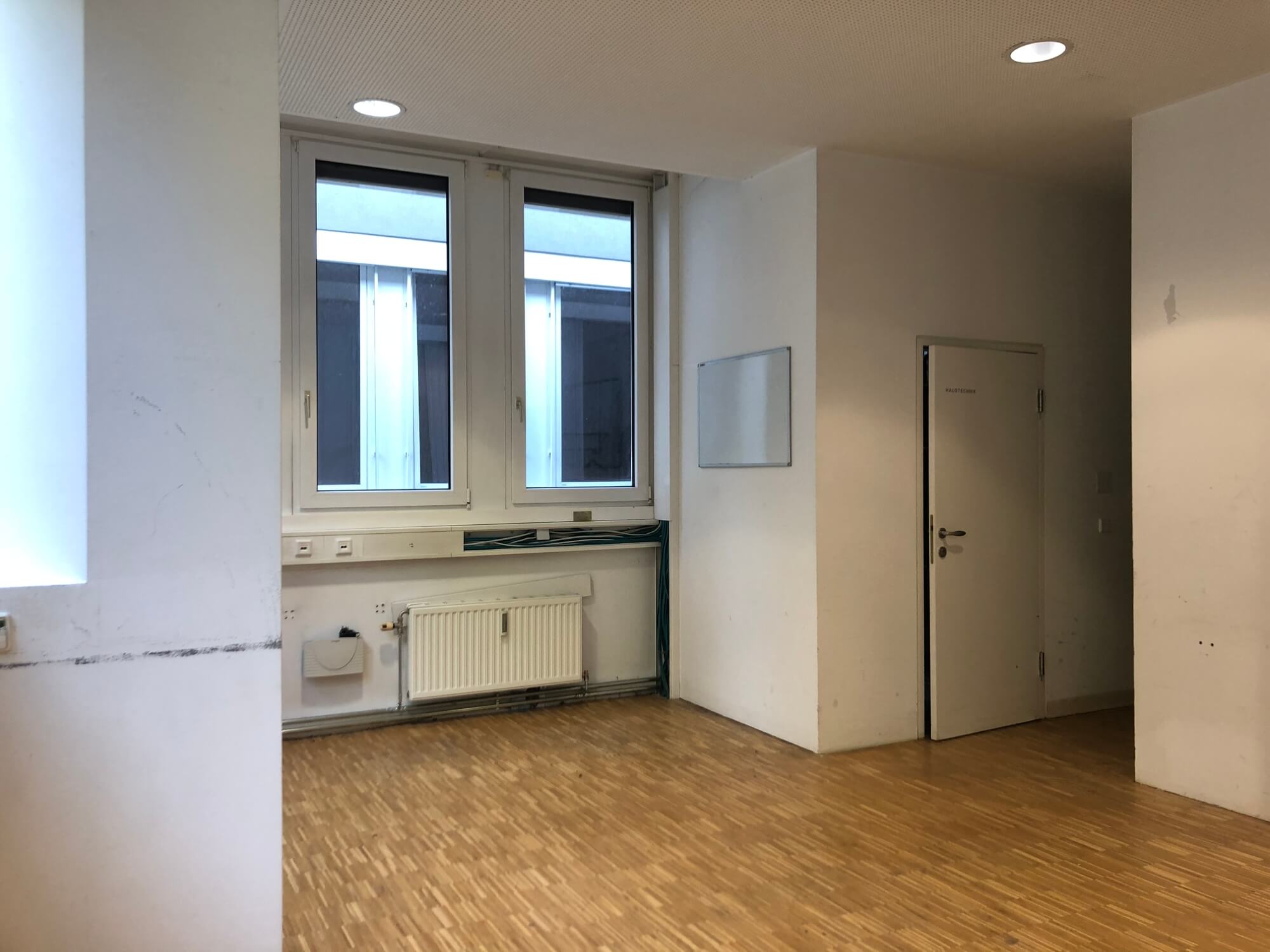 Offene Bürofläche mit viel Tageslicht