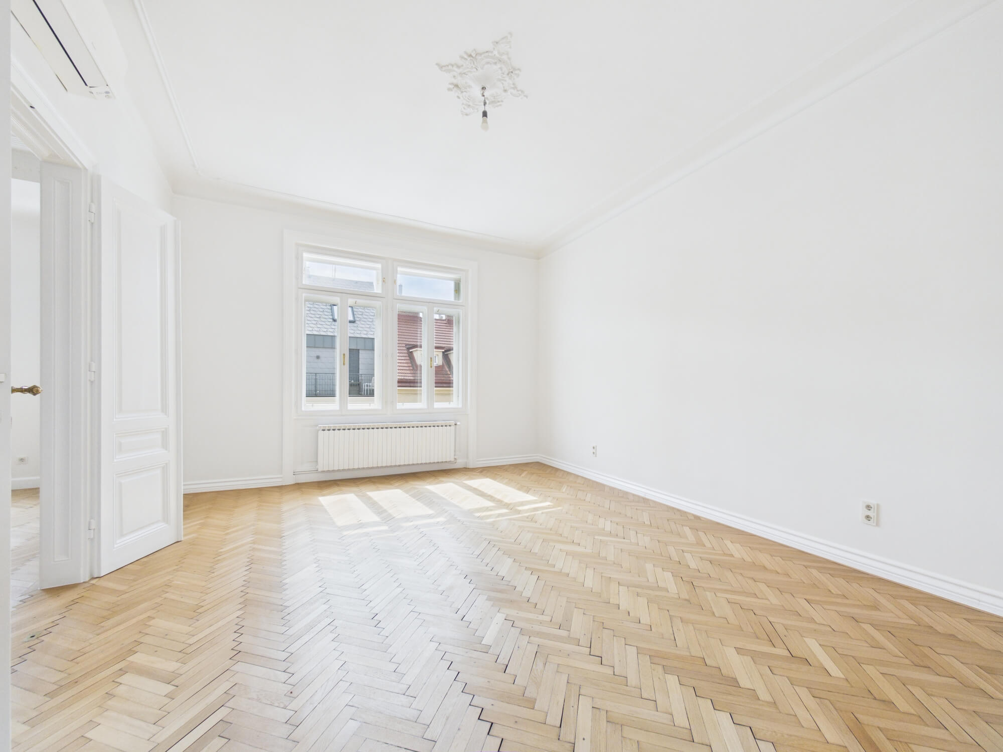 Peaceful apartement in a traditional building near Theresianum school