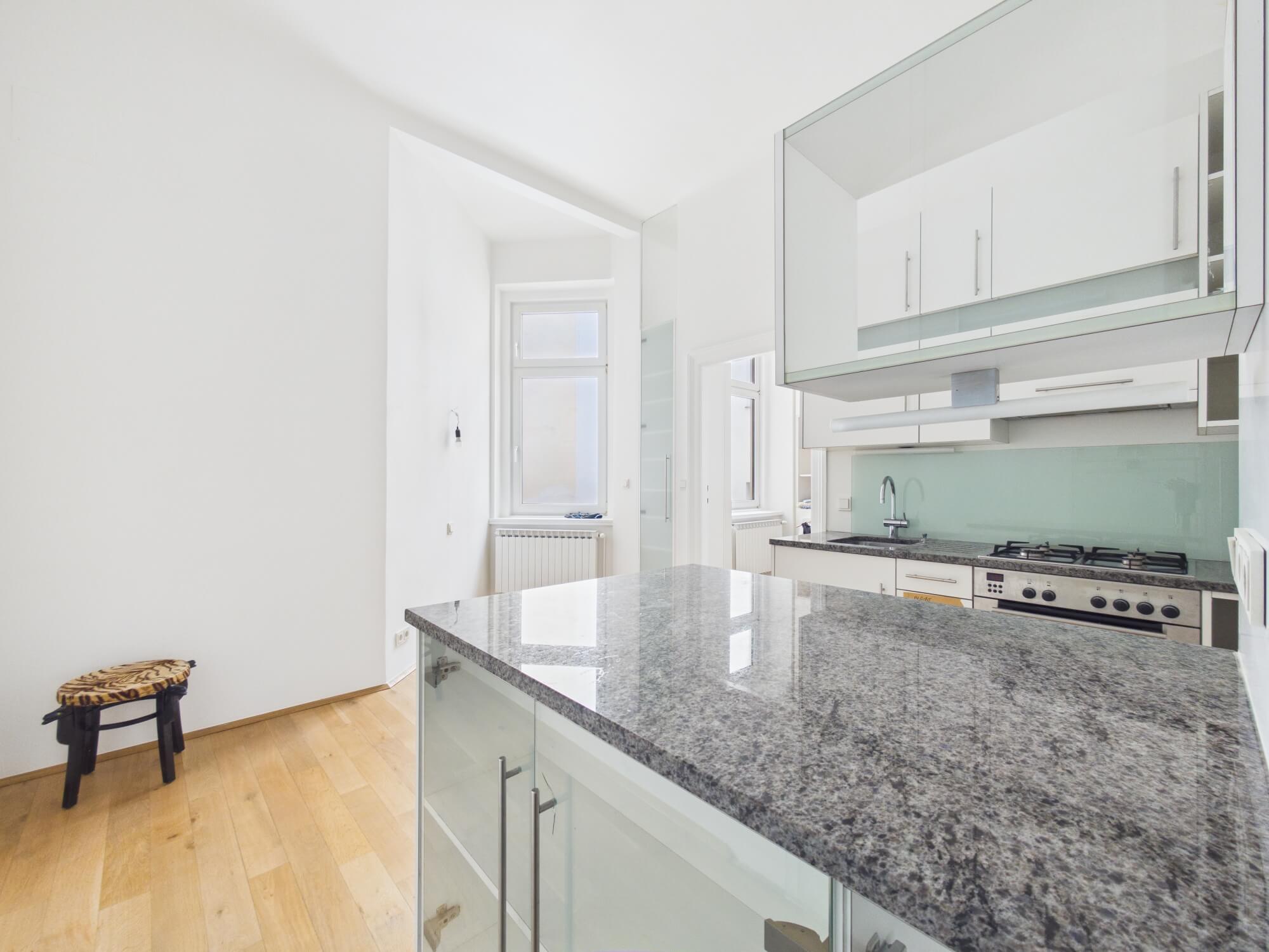 Peaceful apartement in a traditional building near Theresianum school