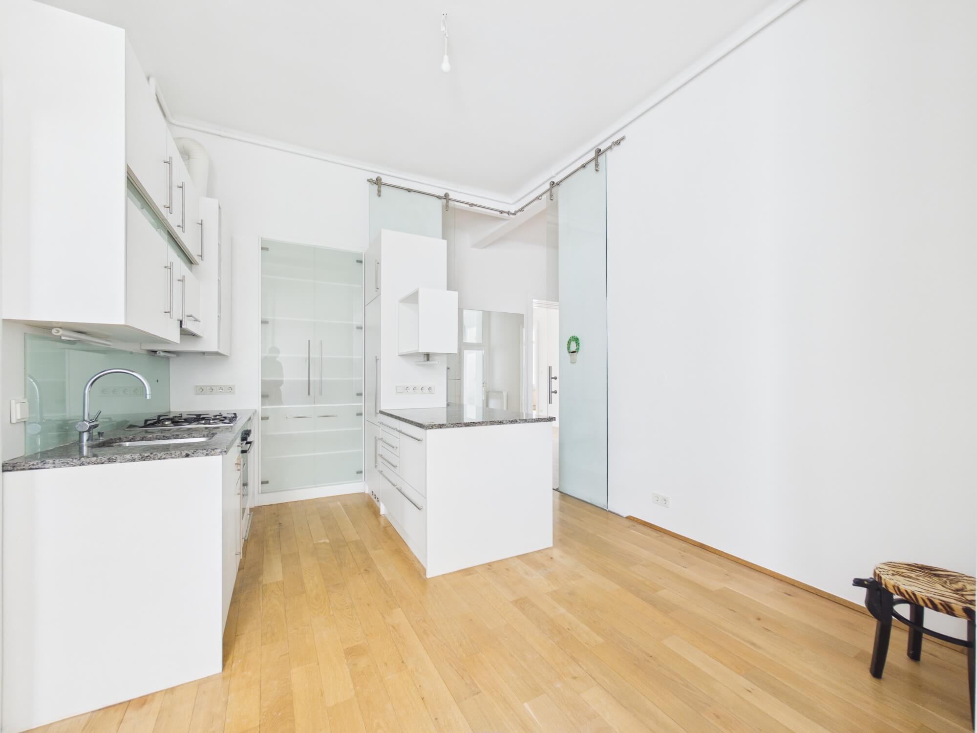 Peaceful apartement in a traditional building near Theresianum school