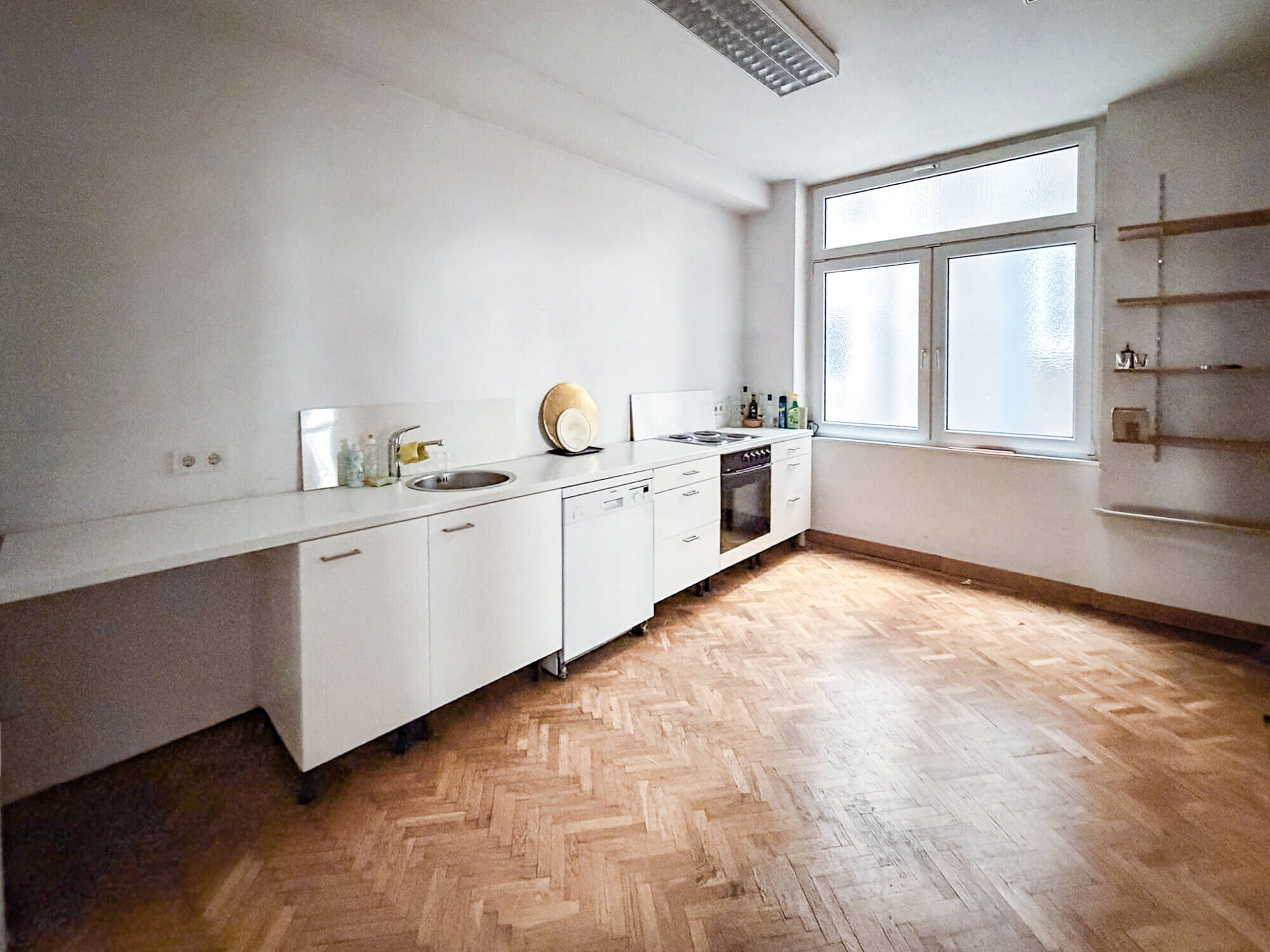 Arbeiten mit Stil – Großzügiges Altbaubüro in gefragter Citylage
