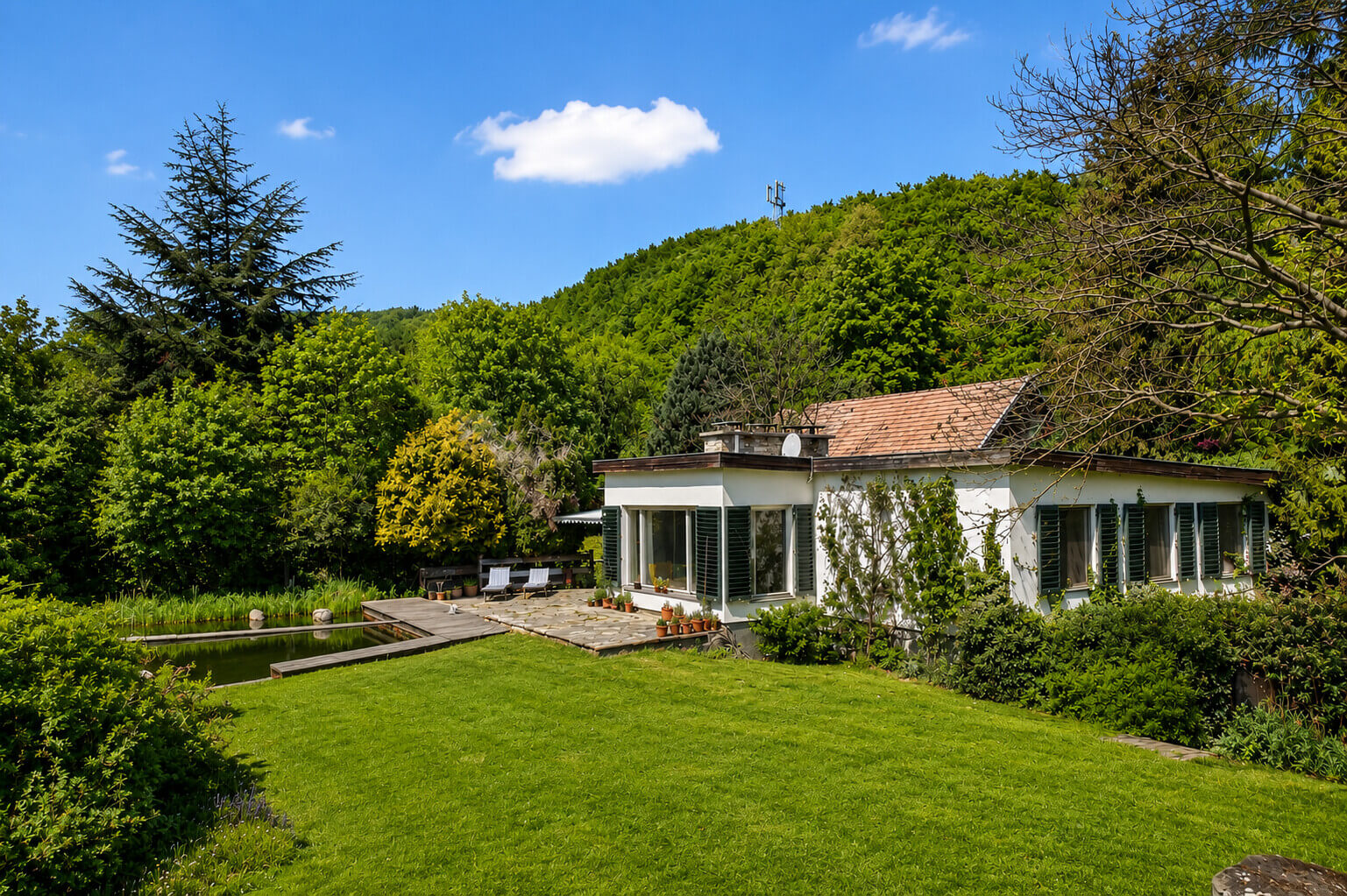 Bungalow & traditional farm barn on 5,600 sq m