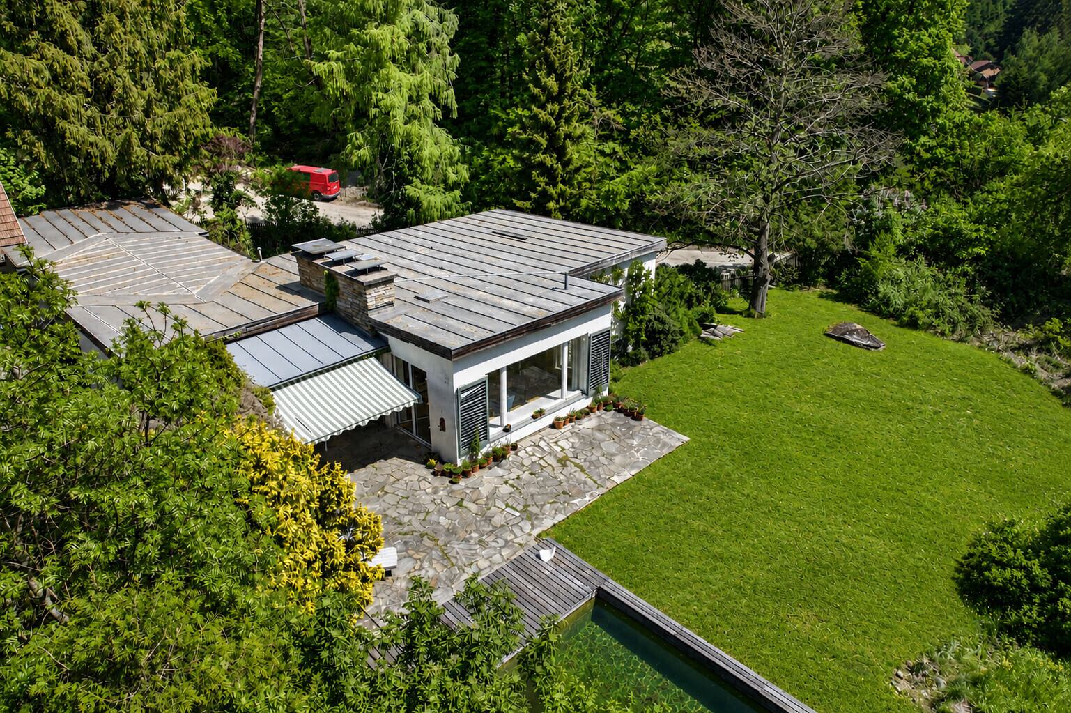 Bungalow & traditional farm barn on 5,600 sq m
