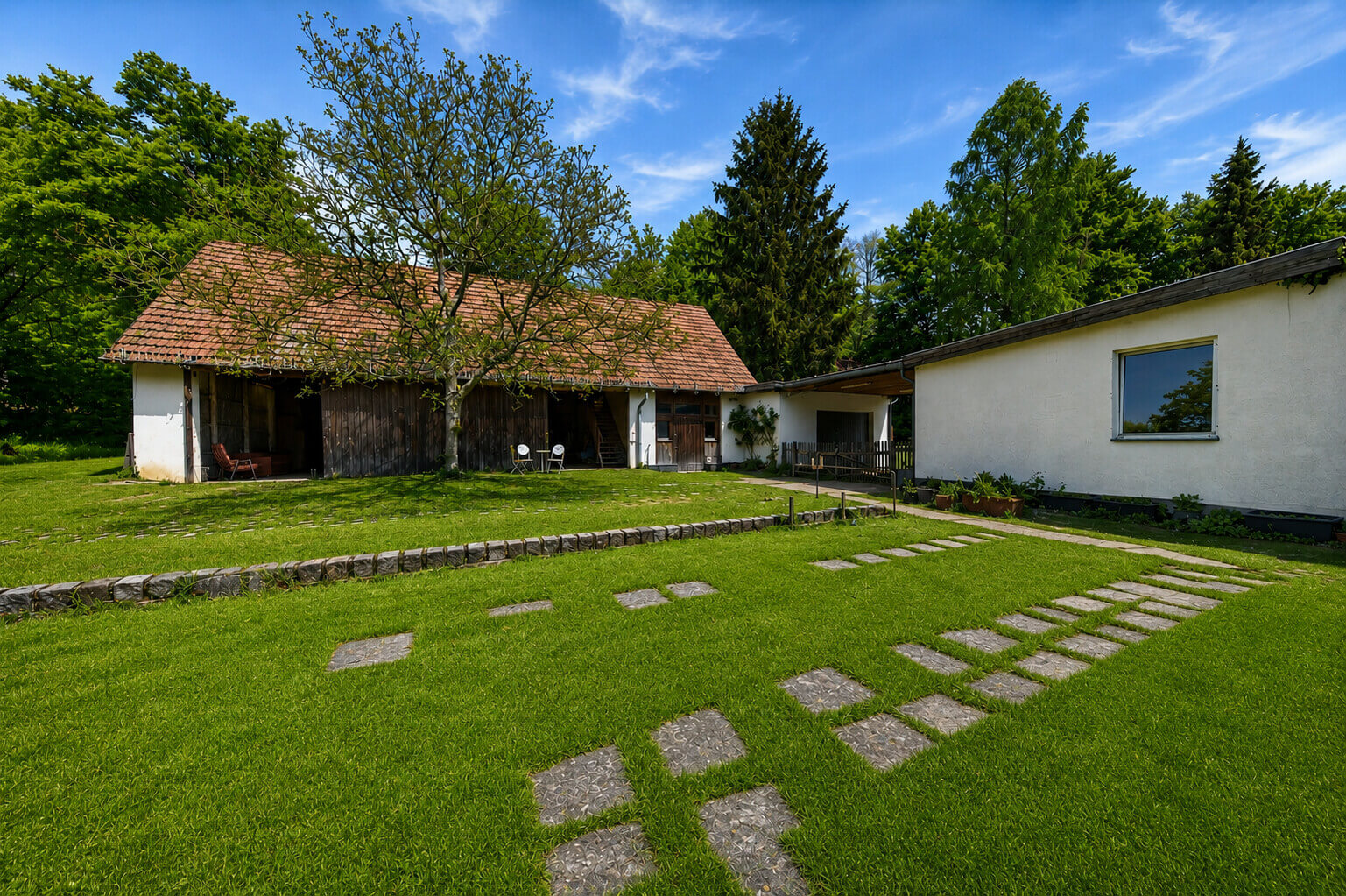 Bungalow & traditional farm barn on 5,600 sq m