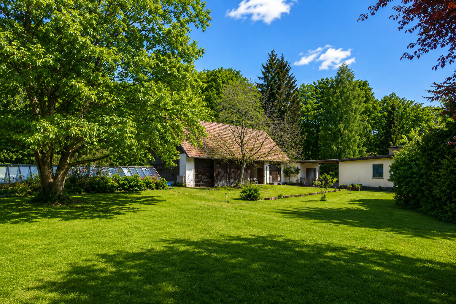 Bungalow & traditional farm barn on 5,600 sq m