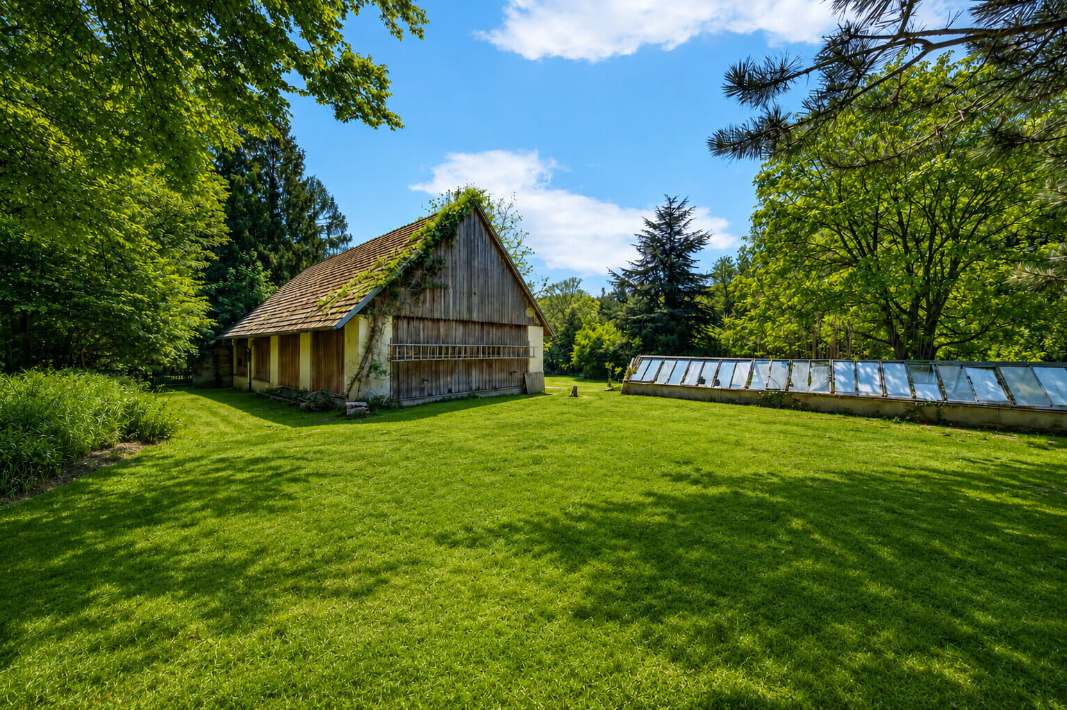Bungalow & traditional farm barn on 5,600 sq m