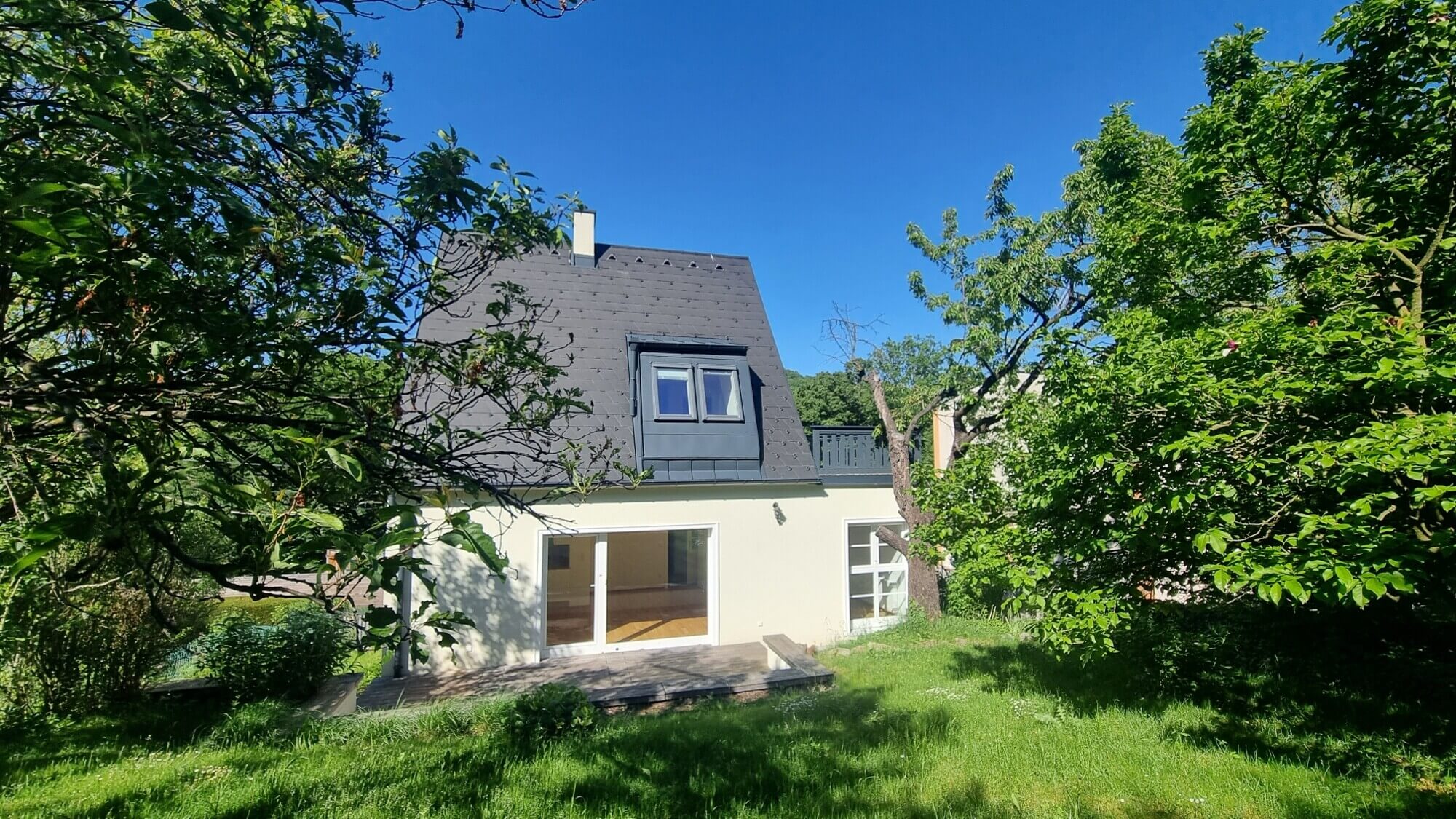 Modern single-family house with garden for rent in Dornbach.