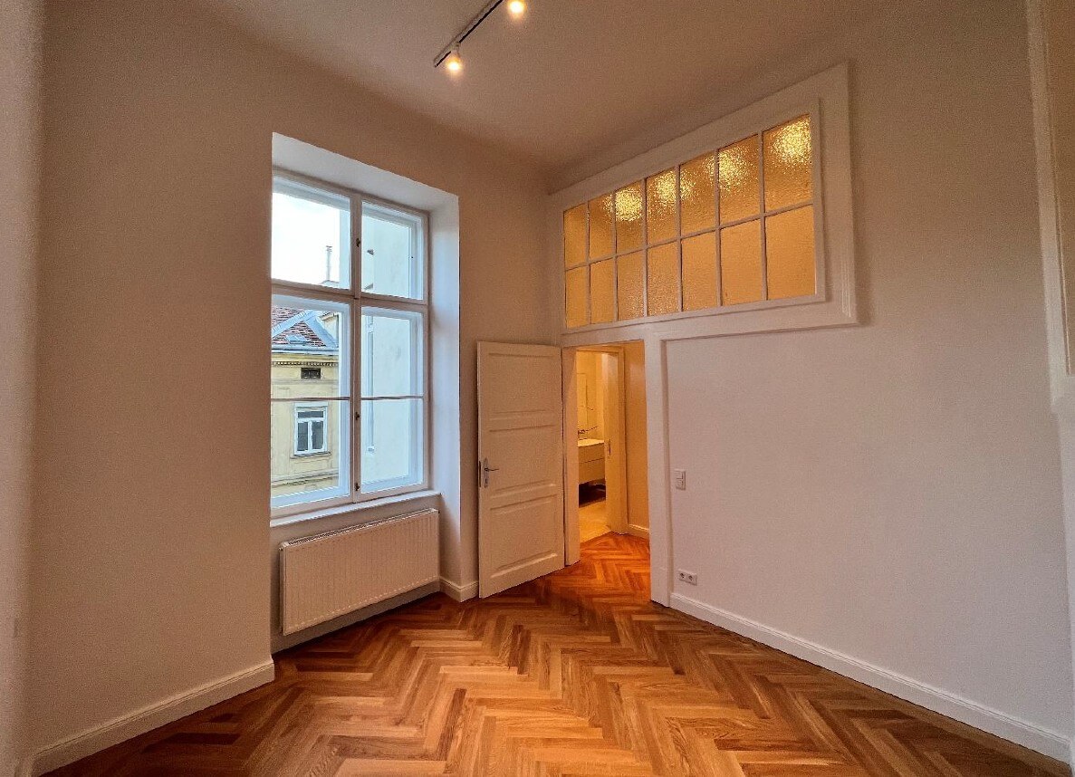 Palais Löwenthal, klassische Altbauwohnung mit Balkon im 3.Liftstock