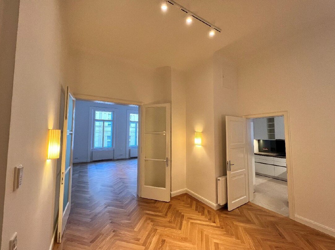 Palais Löwenthal, klassische Altbauwohnung mit Balkon im 3.Liftstock