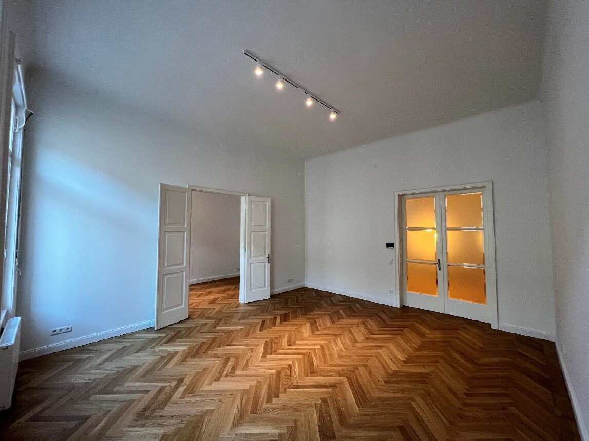 Palais Löwenthal, klassische Altbauwohnung mit Balkon im 3.Liftstock