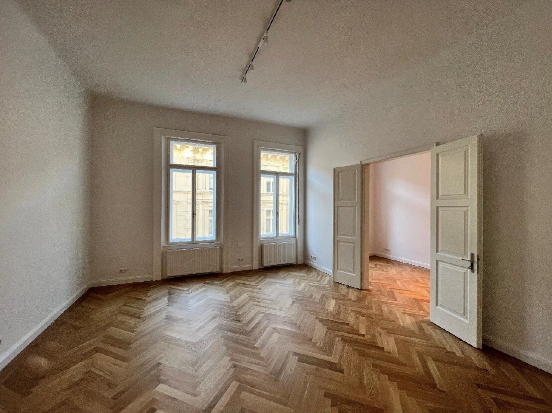 Palais Löwenthal, klassische Altbauwohnung mit Balkon im 3.Liftstock