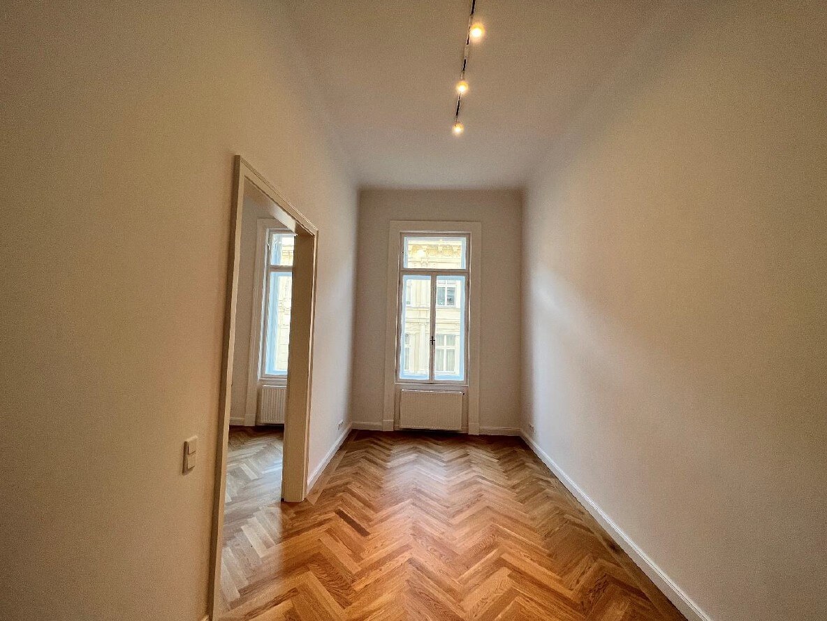 Palais Löwenthal, klassische Altbauwohnung mit Balkon im 3.Liftstock
