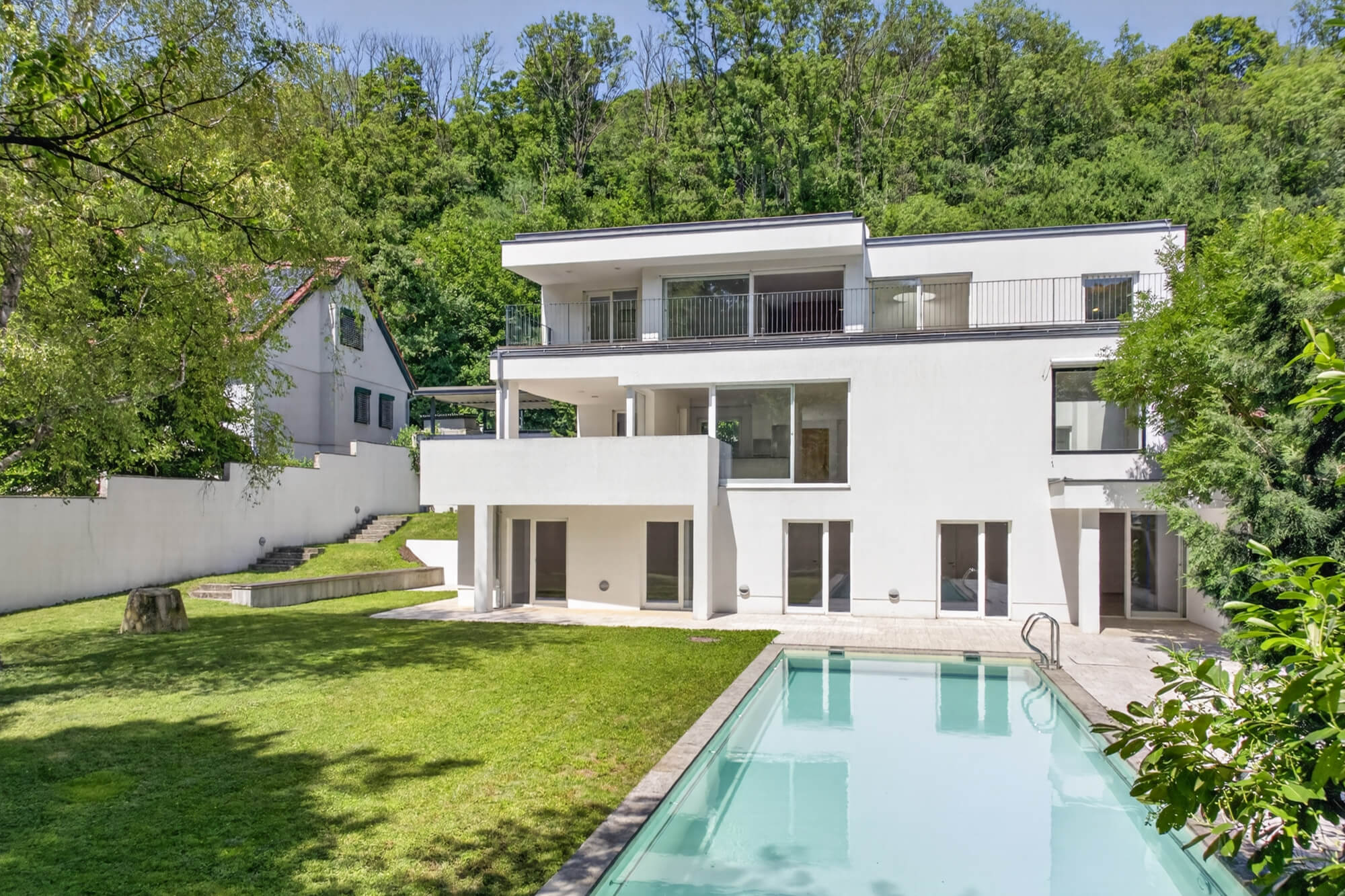 Sievering Villa: Pool, Garden, and Abundant Space for Living